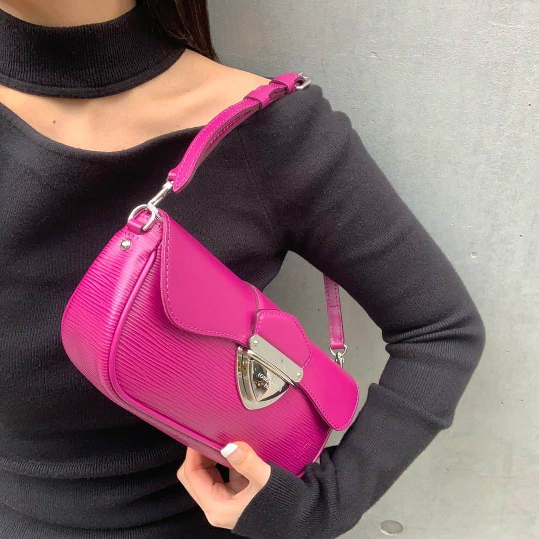 Vintage Brand Boutique AMOREさんのインスタグラム写真 - (Vintage Brand Boutique AMOREInstagram)「Louis Vuitton pink epi Pochette Montaigne  On webstore search for AO30205  ✈️Free Shipping Worldwide 📩DM for more info and pricing  ➡️info@amorevintagetokyo.com  #louisvuitton #louisvuittonbag #lvbag #lvepi」12月26日 16時37分 - amore_tokyo