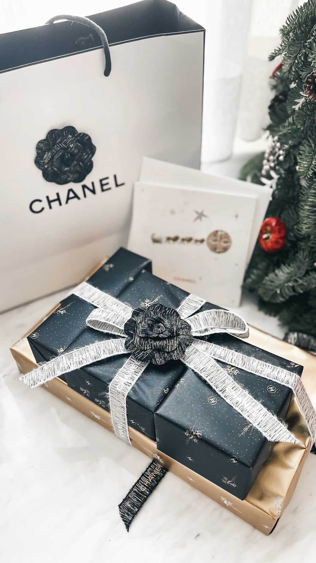 Ruby Kwanのインスタグラム：「Yay! It’s Boxing Day. 🎄🎁✨ Let’s unbox my Christmas gift from @chanel.beauty. Loving all these Chanel No5 beauty items. 🖤 Classic is classic. My love to #ChanelNo5 never change. #rougeclosetunboxing  Do you have any signature scent?  #chanel #chanelbeauty #chanelhongkong #chanelxmas2020  _________________________________ #luxurybeauty #luxuryskincare #chanelhk #chanelbeautyhk #welovecoco #chanelno5collection #no5 #chanelthebodycreamn5 #chanelbodylotion #chanelcosmetics #chanelcosmeticbag #chanelshowergel #chanelhairmist #neverwithoutmychanel #chanellove #chanellover #chanelclassic #chaneladdict #chanelunboxing #boxingday2020 #christmasunboxing #unboxingvideo」