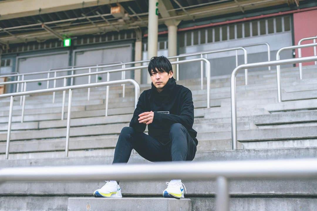 秋本真吾のインスタグラム：「『死んどけ』『頭を使え、死ね』『自分の中で生きてろ』『相変わらずどこまでも頭が悪い』『お前ほどの自己中心は世の中にいない』『今日からまた殺してやろう』『諦めろ』『給料に見合った指導してんのか』『お前は指導といって現場で参加するだけ』『俺がお前を指導してやろう』﻿ ﻿ 昔、僕への誹謗中傷を書いたアカウント名に毎日フォローされ続ける嫌がらせにあってました。﻿ ﻿ スプリントコーチになって、スポーツ選手に走り方を教えることによって少しずつメディアに取り上げていただける機会が増えた頃からです。﻿ ﻿ 最初は全てを受け入れて心がもたなかったけど、考え方を変えてからは「いいとこ取り」ができるようになりました。﻿ ﻿ 僕なんかよりも遥かにそういった声を浴び続けているプロサッカー選手たちに相談して、自分の悩みがちっぽけだなと思えるようになりました。﻿ ﻿ そういったSNSの誹謗中傷に苦しむ方が読んで少しでも楽になりますように。﻿ ﻿ ﻿  「頭を使え、死ね」　元陸上選手が闘った「アスリートとSNSの誹謗中傷」問題の現実﻿ 2020.12.26﻿ 著者 : THE ANSWER編集部・神原 英彰﻿ ﻿ 記事はストーリーから。﻿ ﻿ #秋本真吾」