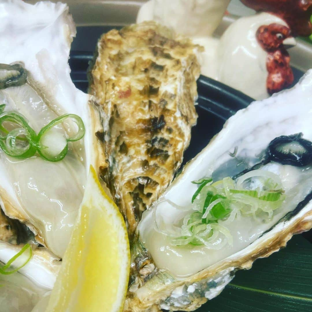 鶏魚 谷町さんのインスタグラム写真 - (鶏魚 谷町Instagram)「本日もお仕事お疲れ様です！ 谷町4丁目駅すぐ！ がぶ飲み酒場“鶏魚”です🐓  イチオシなのに何気に初登場です！ 生/焼/揚お好みで！  「活き牡蠣」¥200〜  #鶏魚#谷4#谷町4丁目#谷町#貝#海鮮居酒屋#牡蠣#飲み放題#セルフ飲み放題#利き酒#利き日本酒#焼鳥#焼き鳥#ハッピーアワー#終日ハッピーアワー#ハッピーバル#200円#牡蠣#活き牡蠣#貝と日本酒」12月26日 16時41分 - toriuotanimati