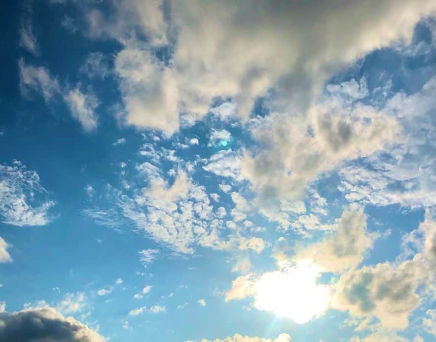 実咲凜音さんのインスタグラム写真 - (実咲凜音Instagram)「. 私が今年撮ったベストオブ空たち。  同じ日なんてないわ👏  みりおん。 #絵葉書にしようかしら #と思うほど #いい空よね #全部同じ場所から撮った #いい色〜😃」12月26日 16時45分 - misaki_rion