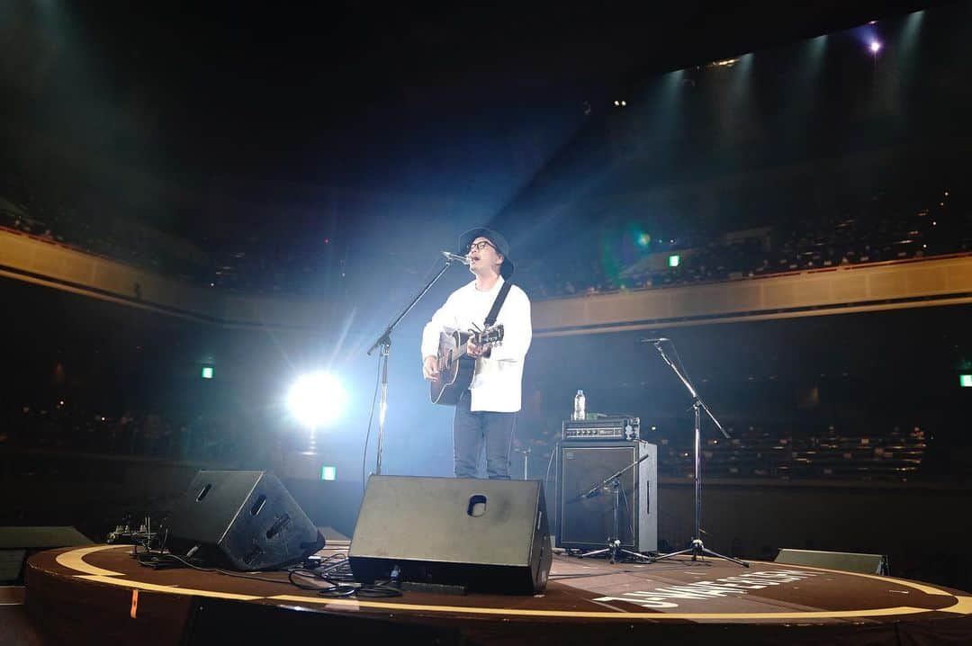 J-WAVEさんのインスタグラム写真 - (J-WAVEInstagram)「﻿ 【ライブ写真公開📸✨】﻿ ﻿ J-WAVE TOKYO GUITAR JAMBOREE 2020 RETURNS supported by 奥村組﻿ ﻿ 豪華アーティストがギター弾き語りで競演🎸﻿ ﻿ 初日12/26(土)、オープニングを務めたのは、5年ぶりに音楽活動を再開した #Rake 🎶﻿ ﻿ Photo by 上飯坂一﻿ ﻿ #jwave #ギター813 #ギタージャンボリー #guitar #radio #radiko #ラジオ #livestreaming #年末 #ギター #冬休み #弾き語り #両国国技館 #音楽 #music #配信ライブ #音楽ライブ #100万回のiloveyou」12月26日 16時46分 - jwave813