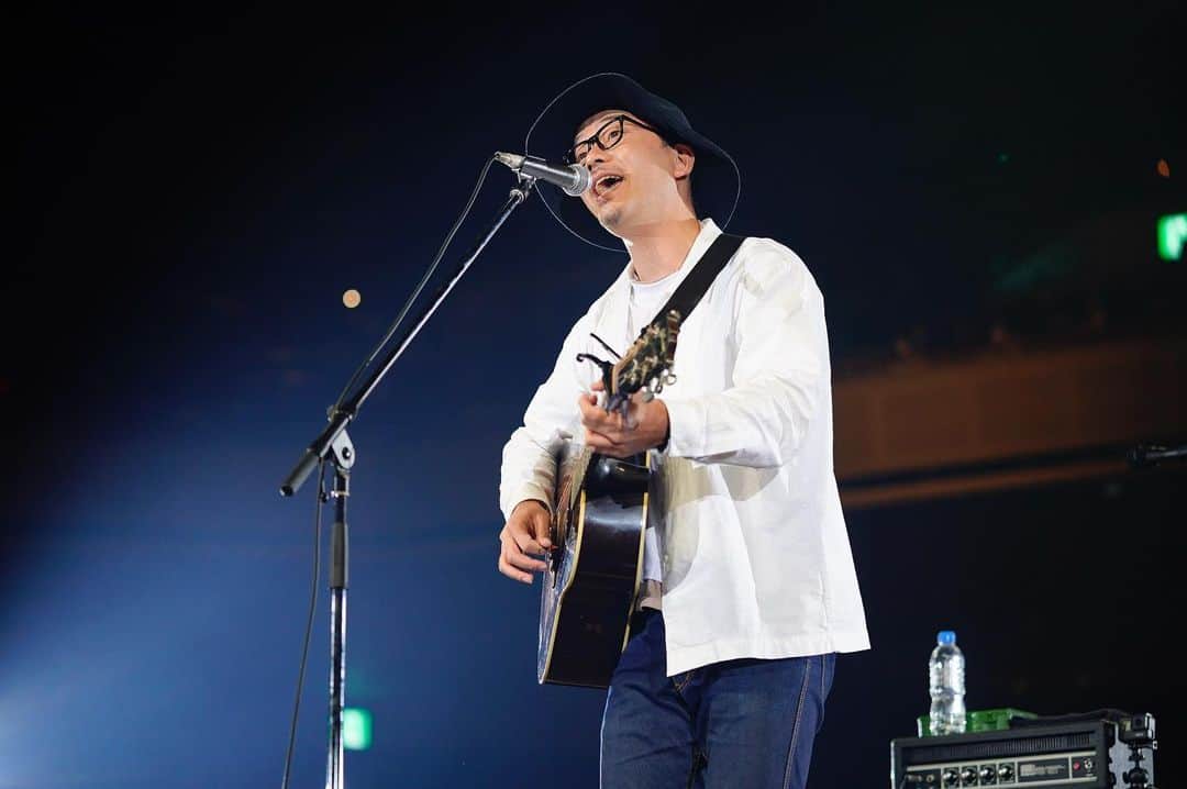 J-WAVEさんのインスタグラム写真 - (J-WAVEInstagram)「﻿ 【ライブ写真公開📸✨】﻿ ﻿ J-WAVE TOKYO GUITAR JAMBOREE 2020 RETURNS supported by 奥村組﻿ ﻿ 豪華アーティストがギター弾き語りで競演🎸﻿ ﻿ 初日12/26(土)、オープニングを務めたのは、5年ぶりに音楽活動を再開した #Rake 🎶﻿ ﻿ Photo by 上飯坂一﻿ ﻿ #jwave #ギター813 #ギタージャンボリー #guitar #radio #radiko #ラジオ #livestreaming #年末 #ギター #冬休み #弾き語り #両国国技館 #音楽 #music #配信ライブ #音楽ライブ #100万回のiloveyou」12月26日 16時46分 - jwave813