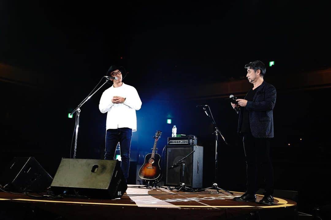 J-WAVEさんのインスタグラム写真 - (J-WAVEInstagram)「﻿ 【ライブ写真公開📸✨】﻿ ﻿ J-WAVE TOKYO GUITAR JAMBOREE 2020 RETURNS supported by 奥村組﻿ ﻿ 豪華アーティストがギター弾き語りで競演🎸﻿ ﻿ 初日12/26(土)、オープニングを務めたのは、5年ぶりに音楽活動を再開した #Rake 🎶﻿ ﻿ Photo by 上飯坂一﻿ ﻿ #jwave #ギター813 #ギタージャンボリー #guitar #radio #radiko #ラジオ #livestreaming #年末 #ギター #冬休み #弾き語り #両国国技館 #音楽 #music #配信ライブ #音楽ライブ #100万回のiloveyou」12月26日 16時46分 - jwave813