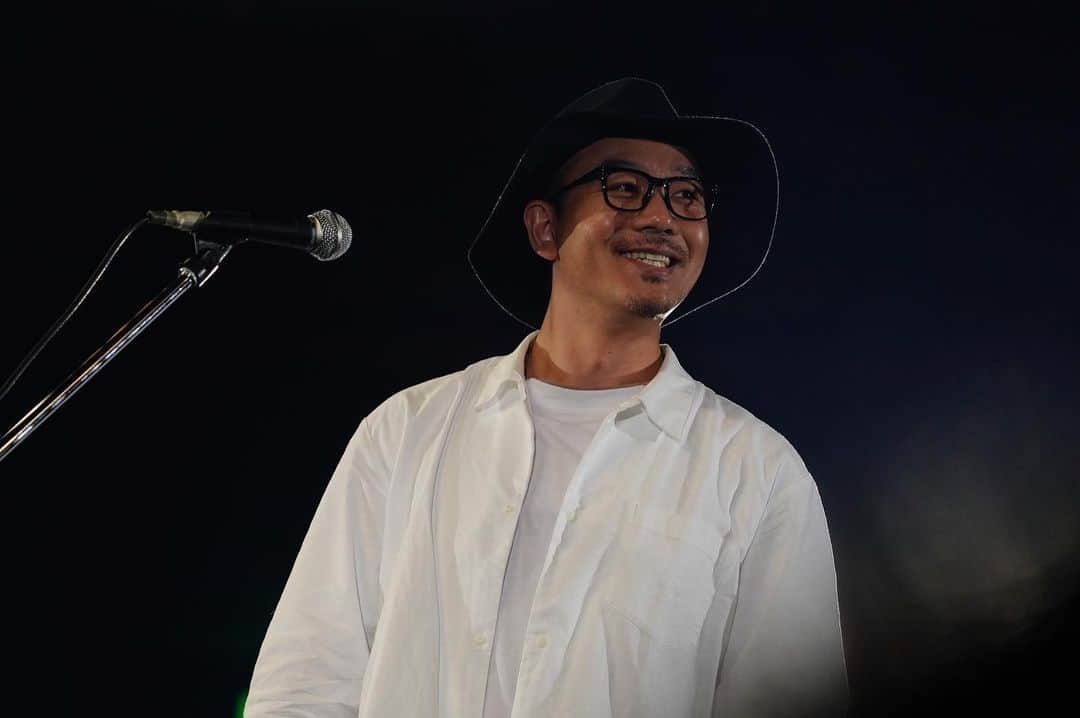 J-WAVEさんのインスタグラム写真 - (J-WAVEInstagram)「﻿ 【ライブ写真公開📸✨】﻿ ﻿ J-WAVE TOKYO GUITAR JAMBOREE 2020 RETURNS supported by 奥村組﻿ ﻿ 豪華アーティストがギター弾き語りで競演🎸﻿ ﻿ 初日12/26(土)、オープニングを務めたのは、5年ぶりに音楽活動を再開した #Rake 🎶﻿ ﻿ Photo by 上飯坂一﻿ ﻿ #jwave #ギター813 #ギタージャンボリー #guitar #radio #radiko #ラジオ #livestreaming #年末 #ギター #冬休み #弾き語り #両国国技館 #音楽 #music #配信ライブ #音楽ライブ #100万回のiloveyou」12月26日 16時46分 - jwave813