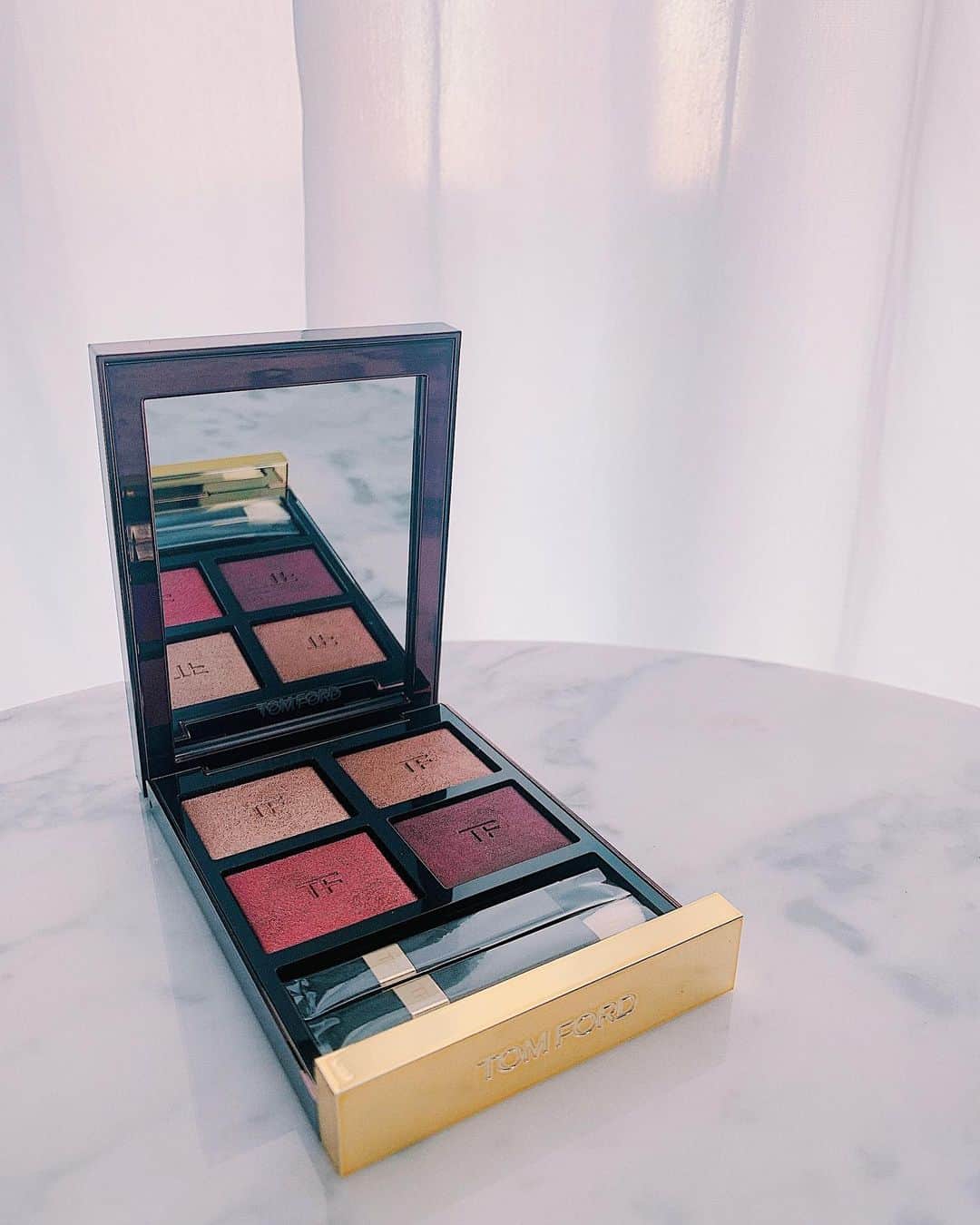 本田岬のインスタグラム：「念願のTOM FORDアイシャドウ✨ まさかのお友達から🎁頂きました⸜❤︎⸝‍  キラキラツヤツヤ🥰 ゴールドと赤みブラウンの組み合わせが可愛すぎる..🤤🤍  #トムフォード #トムフォードアイシャドウ #ハネムーン #トムフォードハネムーン #コスメ #アイシャドウ」
