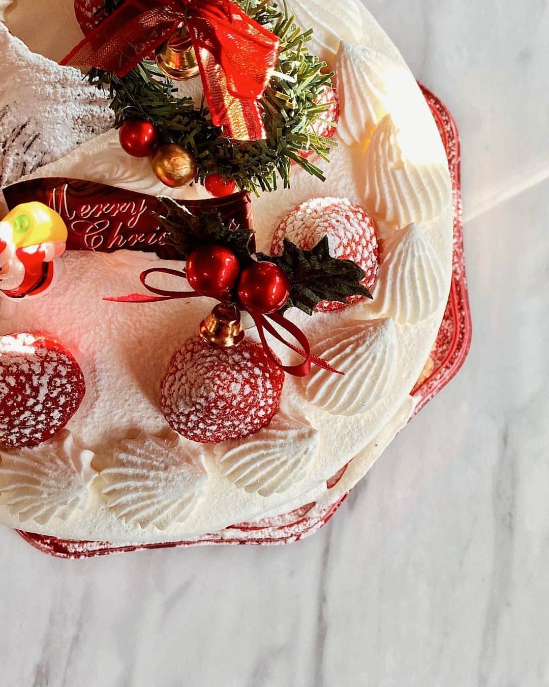 村崎英絵のインスタグラム：「今年は初めてお家で友達とまったりクリスマス♡ みんなで食べるケーキは美味しい🎂 ㅤㅤㅤㅤㅤ ㅤㅤㅤㅤㅤ #クリスマスケーキ2020 #お家クリスマス #デコレーションケーキ #クリスマスケーキ #おうちごはん #いちごケーキ」