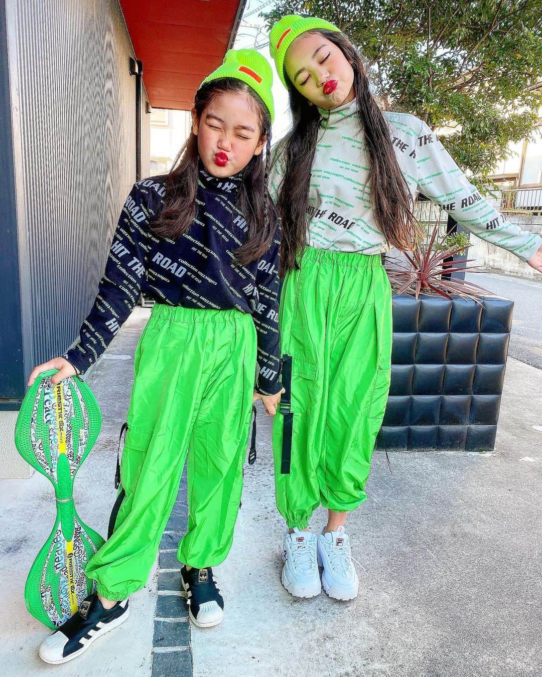 代田萌花さんのインスタグラム写真 - (代田萌花Instagram)「こんにちわ！❤️😊 @cuugal_ 販売されましたー！❤️😆 私の街はまだ販売されてないので、来週には見れるかな？？ @cuugal_ 見ていただいたかな？？❤️ 良かったら、ぜひもか見つけてね💋❤️  @shantihearts さまの温かいトップスのご紹介！めちゃくちゃ温かいの！！❤️❤️❤️❤️ダンスっぽくしてみたよ！！✌️  #姉妹#姉妹コーデ #姉妹ママ #仲良し#おそろコーデ #おそろい #おそろ#キッズコーデ#キッズファッション#kids #kidsfashion #code#instagram #insta #instafashion #sister #love」12月26日 16時50分 - micky.kira