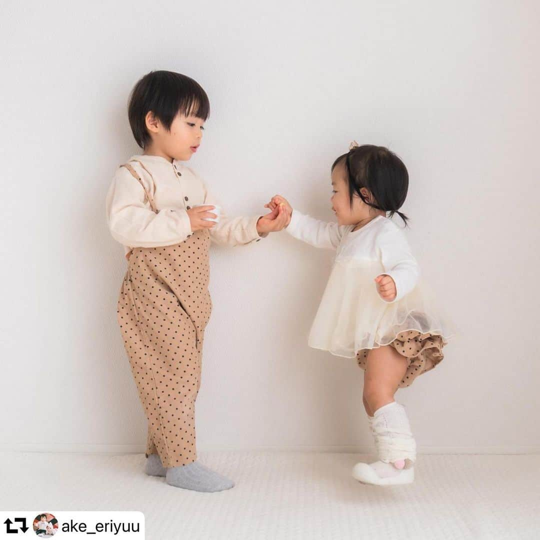 かわいいベビー服・子供服Babychuさんのインスタグラム写真 - (かわいいベビー服・子供服BabychuInstagram)「【ブルマとお揃いも✨コーデュロイドットのサルエルサロペット😘】 . きょうだいお揃いの春コーデがカワイイ💓  . べびちゅモデルの @ake_eriyuu さんがおそろいで仲良く着てくれました🙌 ユニで履けるサロペットはお揃いにオススメのアイテム💕 . なんと2,000円👛 発売を記念して12月だけ限定価格でGETできます❣️ . そして、べびちゅは、年内にお届けできまーす📦❤️ . プロフィール欄のURLから、今すぐべびちゅのHPへGO💨 . . 紹介アイテム品番：LZ-000028 . #べびちゅサロペ #サロペット #コーデュロイ #リンクコーデ #きょうだいお揃い #新作 #冬の新作 #べびちゅ #babychu #ig_kidsphoto #ig_babyphoto #かわいい #子供服 #ベビー服 #赤ちゃん #ベビーコーデ #出産祝い #baby #babychujp  . . #repost @ake_eriyuu ・・・  ﻿ @babychu2014﻿ ﻿ ﻿ べびちゅでお揃いコーデ💗の﻿ 着回しバージョン✨✨﻿ ﻿ ﻿ 『春コーデでお願いします❤︎』﻿ ﻿ ﻿ とべびちゅの方からご指定いただきましたが﻿ 2人ともこの前の春先はコロナのおかげで﻿ ろくにお出かけしてないから服買ってない🤤﻿ ＝合わせる服がない😂﻿ （なんなら1コーデ目のほうが春っぽい？笑）﻿ ﻿ ﻿ 近場で色々見たけどうーん。。。🙄﻿ よし、べびちゅで好きなやつ買おう‼️﻿ ということで、オールべびちゅコーデ💗﻿ ﻿ ﻿ ゆうやのシャツはセールになってるやつ﻿ さやのシフォントップスは春物新作🌸﻿ どちらもとってもかわいかったぁ🙈💕﻿ ﻿ ﻿ 『音楽かけてダンスを踊ってたんですか？🕺』﻿ ﻿ ﻿ と、べびちゅの方から言われるくらい﻿ 社交ダンスでも踊ってるかのような写真たち💃🕺﻿ ﻿ ﻿ ﻿ 正解は前回同様、﻿ ボーロの餌付け作戦よ🤤笑 （pic後半3枚が餌付けの様子）﻿ ﻿ ﻿ たまにゆうやの反乱に遭って﻿ ボーロをあげないとか﻿ 独り占めして食べちゃうとか…﻿ そんなやりとりをしてたら﻿ 社交ダンスの写真になりました💃🕺﻿ ﻿ ﻿ 仲良く遊んでると思ったら﻿ ゆうやがさやをいじめて泣かせる…﻿ そんな瞬間の繰り返しです🤤笑﻿ ﻿ ﻿ せめて　微笑ましい瞬間が﻿ 長持ちするといいなぁと思いながら﻿ お揃いコーデさせてます😂﻿ ﻿ ﻿ （それでもイタズラされて﻿ お尻かぶれクリームまみれだったりするけど🤤）﻿ ﻿ ﻿ ―――――――――――――﻿ 《Babychuオリジナル》ダブルリボンヘッドバンド﻿ 《Babychu限定モデル》コーデュロイドットフリルパンツ﻿ 《Babychuオリジナル》コーデュロイドットサルエルサロペット﻿ 3歳1ヶ月★98cm×16kg★﻿ 1歳3ヶ月★77cm×9.5kg★﻿ @babychuboys @babychu2014 (#rubanboucle #mimipoupons )﻿ 着用サイズ100﻿ ﻿ ワイドタックシャツ/バイカラー ( #blueuazur ) ﻿ 着用サイズ100 ﻿ ﻿ お花とふわふわシフォンのフレアチュニック（ #kidszoo ）﻿ 着用サイズ80﻿ ―――――――――――――﻿ #babychu﻿ #babychuboys﻿ #べびちゅモデル﻿ #babychuモデル﻿ #べびちゅボーイズ﻿ #リュバンブクレ﻿ #リュバンコーデ﻿」12月26日 16時52分 - babychu2014