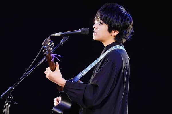 J-WAVEさんのインスタグラム写真 - (J-WAVEInstagram)「﻿ 【ライブ写真公開📸✨】﻿ ﻿ J-WAVE TOKYO GUITAR JAMBOREE 2020 RETURNS supported by 奥村組﻿ ﻿ 豪華アーティストがギター弾き語りで競演🎸﻿ ﻿ 初日12/26(土)のトップバッターは #崎山蒼志 🎶﻿ 荒々しくも静かな世界をギター一本で演出しました。﻿ ﻿ @soush.i_sakiyama  ﻿ Photo by 上飯坂一﻿ ﻿ #jwave #ギター813 #ギタージャンボリー #guitar #radio #radiko #ラジオ #livestreaming #年末 #ギター #冬休み #弾き語り #両国国技館 #音楽 #music #配信ライブ #音楽ライブ」12月26日 16時53分 - jwave813