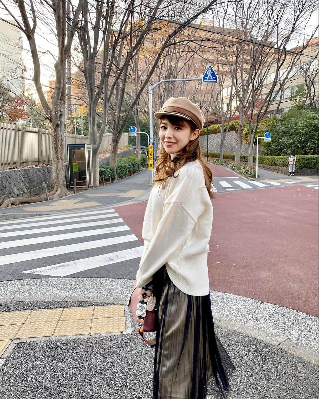 岩根沙恵子?さえみるさんのインスタグラム写真 - (岩根沙恵子?さえみるInstagram)「🕊デートコーデ🫖💖 ニットがあったかいから生脚でもいけるっ🤭❄️ . バックスリットが入ったタートルネックに ブラックのチュールスカート合わせ♪ 冬コーデの出来上がり🌹♢ . あっという間に今年も終わっちゃうなあ〜🎄 . tops••• #fifth skirt••• #fifth  casquette••• #chromehearts  boots••• #gucci #guccishoes  bag••• #fendi #fendibag  . #ホワイトコーデ #大人カジュアル #デートコーデ #チュールスカート #グッチシューズ #クロムハーツ #fifthtl #フィフス #バックスリットタートルニット #プリーツチュールドッキングサテンスカート #生脚 #トレンド #フェミニン #フレアスカート#タートルネック #160cm以上コーデ #スカートコーデ #冬コーデ #ニットコーデ #chromehearts #fendi #fendibag #フェンディバッグ #プチプラ高見えコーデ #プチプラファッション #ハイブランドコーデ @fifth_store」12月26日 16時58分 - saemiltiii