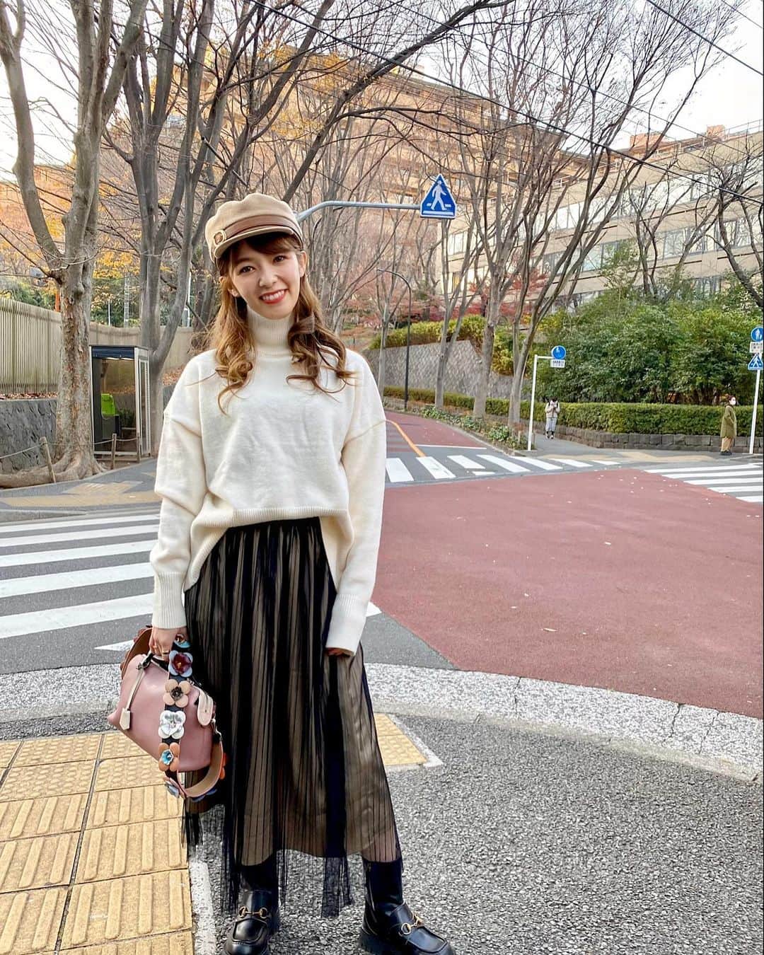 岩根沙恵子?さえみるさんのインスタグラム写真 - (岩根沙恵子?さえみるInstagram)「🕊デートコーデ🫖💖 ニットがあったかいから生脚でもいけるっ🤭❄️ . バックスリットが入ったタートルネックに ブラックのチュールスカート合わせ♪ 冬コーデの出来上がり🌹♢ . あっという間に今年も終わっちゃうなあ〜🎄 . tops••• #fifth skirt••• #fifth  casquette••• #chromehearts  boots••• #gucci #guccishoes  bag••• #fendi #fendibag  . #ホワイトコーデ #大人カジュアル #デートコーデ #チュールスカート #グッチシューズ #クロムハーツ #fifthtl #フィフス #バックスリットタートルニット #プリーツチュールドッキングサテンスカート #生脚 #トレンド #フェミニン #フレアスカート#タートルネック #160cm以上コーデ #スカートコーデ #冬コーデ #ニットコーデ #chromehearts #fendi #fendibag #フェンディバッグ #プチプラ高見えコーデ #プチプラファッション #ハイブランドコーデ @fifth_store」12月26日 16時58分 - saemiltiii