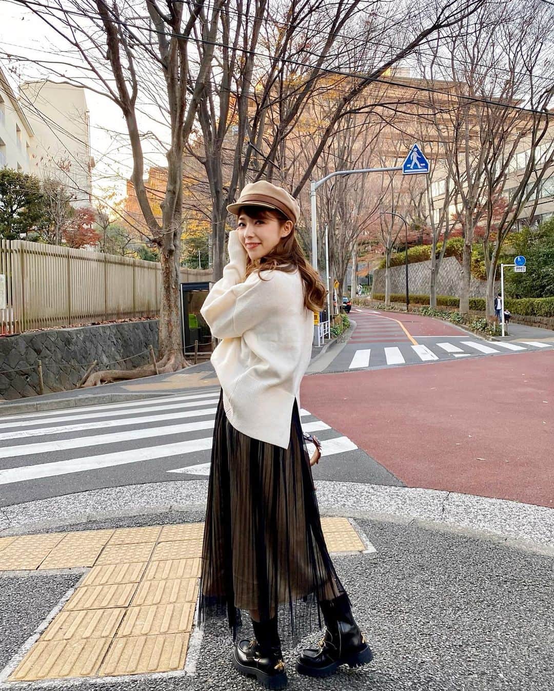 岩根沙恵子?さえみるさんのインスタグラム写真 - (岩根沙恵子?さえみるInstagram)「🕊デートコーデ🫖💖 ニットがあったかいから生脚でもいけるっ🤭❄️ . バックスリットが入ったタートルネックに ブラックのチュールスカート合わせ♪ 冬コーデの出来上がり🌹♢ . あっという間に今年も終わっちゃうなあ〜🎄 . tops••• #fifth skirt••• #fifth  casquette••• #chromehearts  boots••• #gucci #guccishoes  bag••• #fendi #fendibag  . #ホワイトコーデ #大人カジュアル #デートコーデ #チュールスカート #グッチシューズ #クロムハーツ #fifthtl #フィフス #バックスリットタートルニット #プリーツチュールドッキングサテンスカート #生脚 #トレンド #フェミニン #フレアスカート#タートルネック #160cm以上コーデ #スカートコーデ #冬コーデ #ニットコーデ #chromehearts #fendi #fendibag #フェンディバッグ #プチプラ高見えコーデ #プチプラファッション #ハイブランドコーデ @fifth_store」12月26日 16時58分 - saemiltiii
