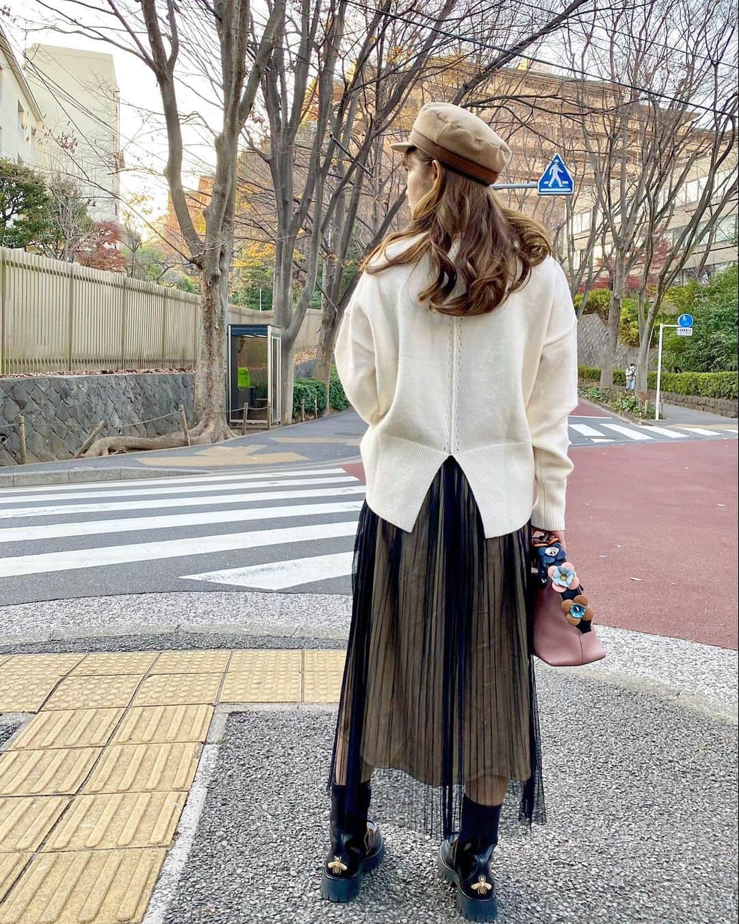 岩根沙恵子?さえみるさんのインスタグラム写真 - (岩根沙恵子?さえみるInstagram)「🕊デートコーデ🫖💖 ニットがあったかいから生脚でもいけるっ🤭❄️ . バックスリットが入ったタートルネックに ブラックのチュールスカート合わせ♪ 冬コーデの出来上がり🌹♢ . あっという間に今年も終わっちゃうなあ〜🎄 . tops••• #fifth skirt••• #fifth  casquette••• #chromehearts  boots••• #gucci #guccishoes  bag••• #fendi #fendibag  . #ホワイトコーデ #大人カジュアル #デートコーデ #チュールスカート #グッチシューズ #クロムハーツ #fifthtl #フィフス #バックスリットタートルニット #プリーツチュールドッキングサテンスカート #生脚 #トレンド #フェミニン #フレアスカート#タートルネック #160cm以上コーデ #スカートコーデ #冬コーデ #ニットコーデ #chromehearts #fendi #fendibag #フェンディバッグ #プチプラ高見えコーデ #プチプラファッション #ハイブランドコーデ @fifth_store」12月26日 16時58分 - saemiltiii