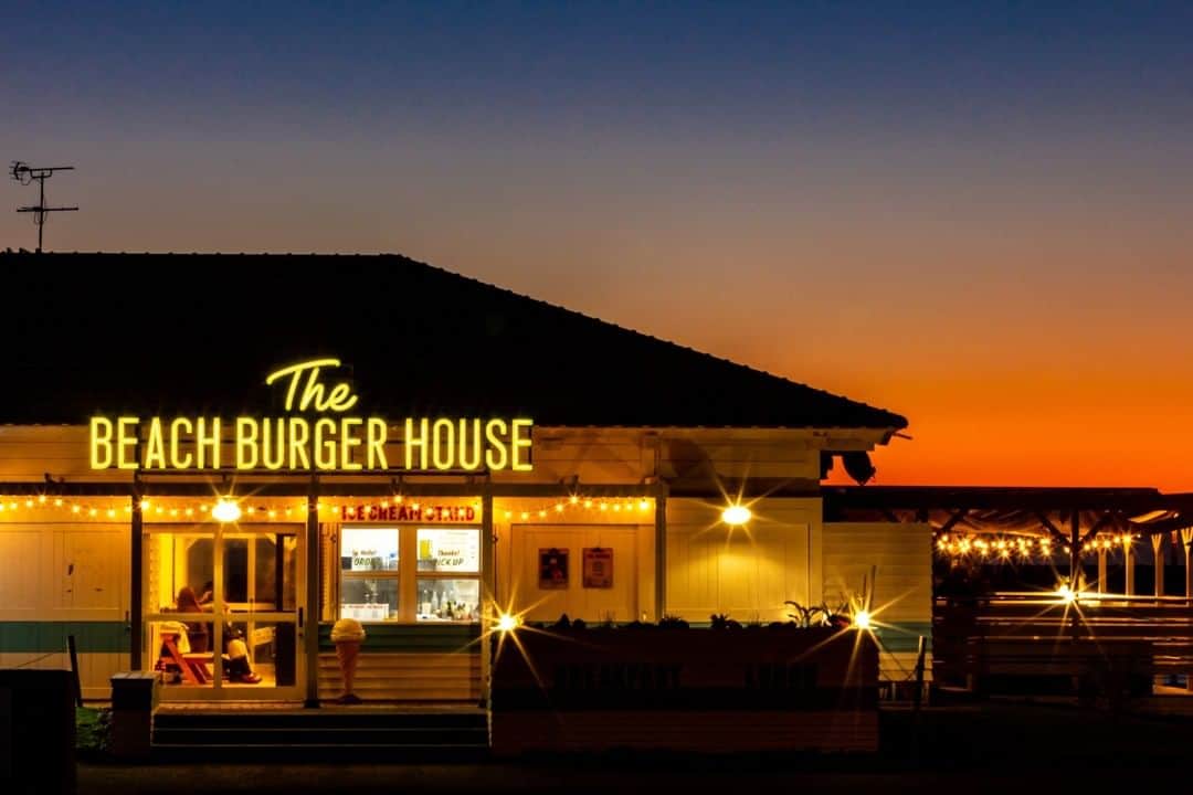 フェニックス・シーガイア・リゾートさんのインスタグラム写真 - (フェニックス・シーガイア・リゾートInstagram)「新年の幕開けのごちそうはハンバーガー!?  The BEACH BURGER HOUSE 元日6:00オープン！ 太平洋からのぼる初日の出を眺めながら、ハンバーガーやあたたかいスープやコーヒーなどはいかがですか？  ■1/1（金）営業時間／6:00～17:00（16:00 LO） ※通常11:00オープン ※元旦の日の出予想時刻7:14 ■場所／サンビーチ 一ツ葉 南ビーチ http://thebeachburgerhouse.com/  #初日の出スポット #TheBEACHBURGERHOUSE #ハンバーガー #リゾートなひととき #ごちそうシーガイア #シーガイア #宮崎 #SEAGAIA #MIYAZAKI」12月26日 17時00分 - seagaia_official