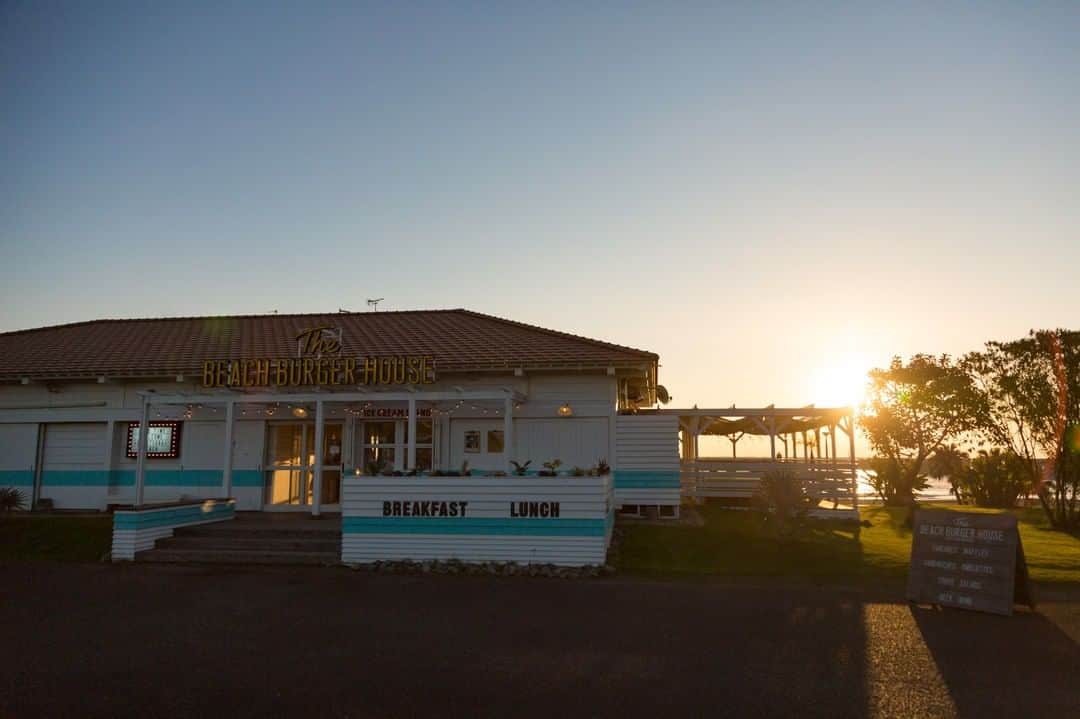 フェニックス・シーガイア・リゾートさんのインスタグラム写真 - (フェニックス・シーガイア・リゾートInstagram)「新年の幕開けのごちそうはハンバーガー!?  The BEACH BURGER HOUSE 元日6:00オープン！ 太平洋からのぼる初日の出を眺めながら、ハンバーガーやあたたかいスープやコーヒーなどはいかがですか？  ■1/1（金）営業時間／6:00～17:00（16:00 LO） ※通常11:00オープン ※元旦の日の出予想時刻7:14 ■場所／サンビーチ 一ツ葉 南ビーチ http://thebeachburgerhouse.com/  #初日の出スポット #TheBEACHBURGERHOUSE #ハンバーガー #リゾートなひととき #ごちそうシーガイア #シーガイア #宮崎 #SEAGAIA #MIYAZAKI」12月26日 17時00分 - seagaia_official