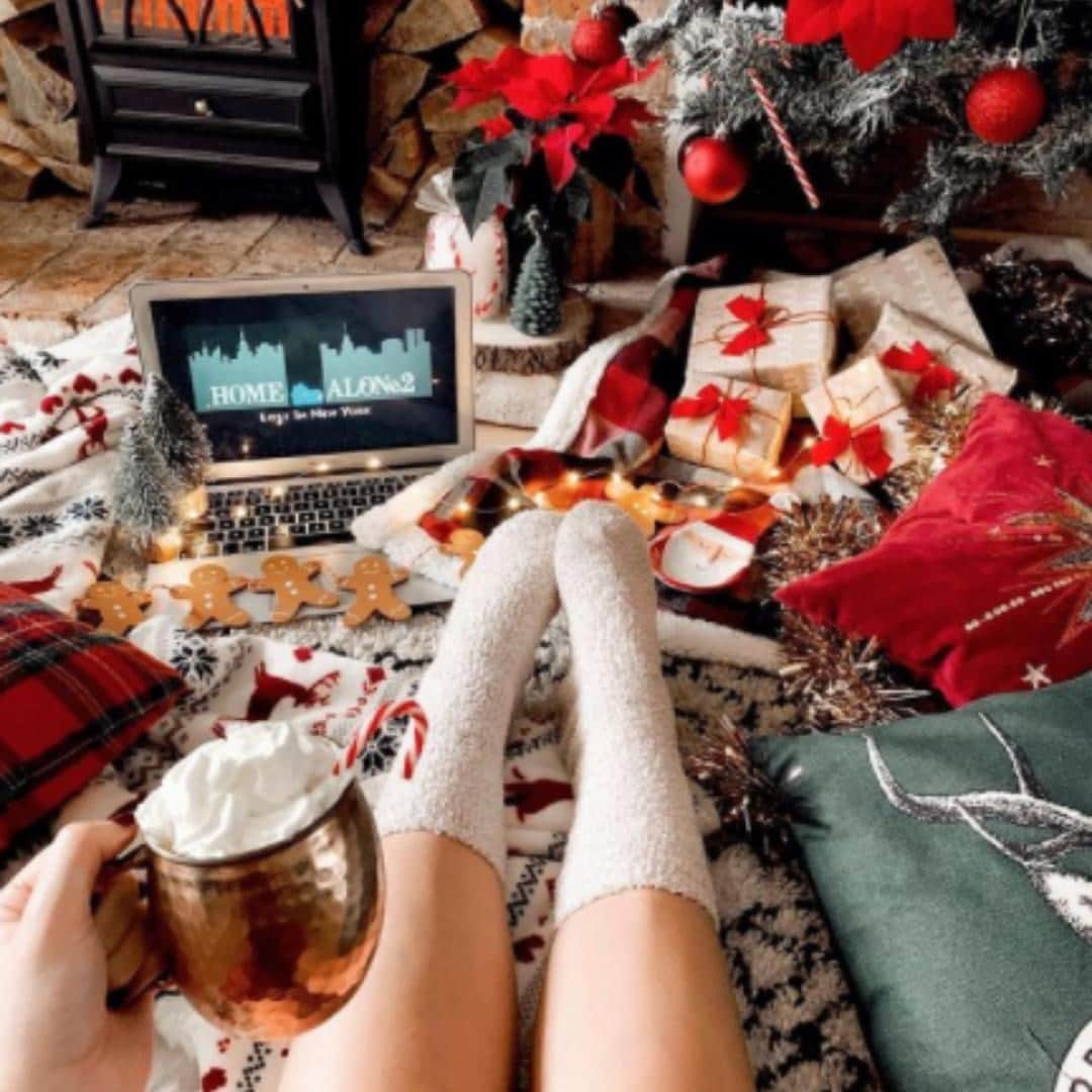 Melvita Officialのインスタグラム：「Et si vous nous partagiez un peu votre Noël ? Qu’avez-vous eu cette année ? Dites-nous en commentaire si vous avez été gâtés ! 🎁  Nous espérons que vous avez passé un beau Noël rempli d’amour ! ❤️  Merci à @pintsizedphoto pour ce cliché de noël  #melvita #cosmetique #bio #engage #madeinfrance #noel #christmas #itscrhistmastime #cadeau #gift #cadeaudenoel #plaisirdoffrir #noelecolo #greenchrsitmas」
