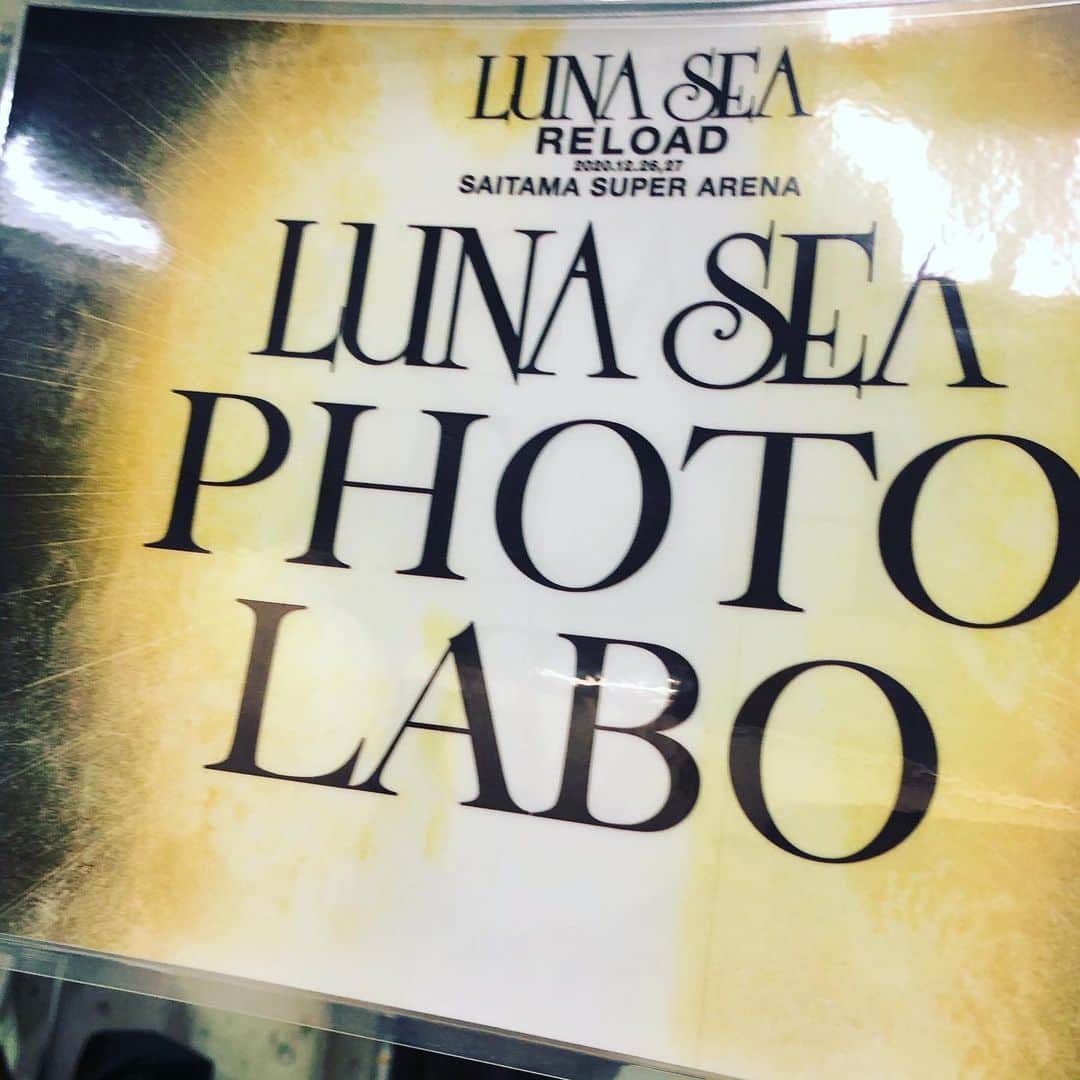 橋本塁さんのインスタグラム写真 - (橋本塁Instagram)「本日の現場はLUNA SEAのさいたまスーパーアリーナのライブ撮影予定でしたが、急遽延期になりました。残念ですが延期公演を楽しみにしております。 オフィシャル文章は以下です。  ↓ LUNA SEA -RELOAD- さいたまスーパーアリーナ公演、延期振替のお知らせ 本日12月26日、明日27日に開催を予定しておりました、LUNA SEA -RELOAD- さいたまスーパーアリーナ公演は、 メンバーでドラム担当の真矢が、公演当日の朝、急遽体調不良を訴え、会場入り前に新型コロナウイルス感染症のPCR検査を実施した結果、陽性反応が確認されたため、本日と明日の2公演を、延期振替とさせていただくことになりました。 本公演を楽しみにされていたお客様には、大変なご迷惑をお掛けし、誠に申し訳ございません。 心より深くお詫び申し上げます。  ―――――――――― 延期公演　 LUNA SEA -RELOAD-　 2020年12月26日(土) さいたまスーパーアリーナ　OPEN 16:00 / STRAT 17:30 2020年12月27日(日) さいたまスーパーアリーナ　OPEN 14:30 / STRAT 16:00 ――――――――――  現在お手持ちのチケットは、そのまま各日の振替公演に有効となりますので、 大切に保管いただきますよう、お願い申し上げます。 尚、振替公演日程、払い戻し等の詳細に関しましては、決まり次第、 近日中にLUNA SEAオフィシャルサイトにて発表させていただきます。  LUNA SEAオフィシャルサイト https://www.lunasea.jp  真矢は、保健所や医療機関の指示に従い、療養および回復に向け、経過観察致します。 今後は延期振替公演に向け、出演者、スタッフ一同でさらなる感染防止対策を徹底し、万全の体制にて公演をお届けすべく準備を進めて参りますので、ご理解承りますよう、何卒よろしくお願い申し上げます。 この度は、あらためてお客様に多大なるご迷惑をお掛けしましたことを、重ねて深くお詫び申し上げます。  LUNA SEA -RELOAD- 実行委員会」12月26日 17時00分 - ruihashimoto