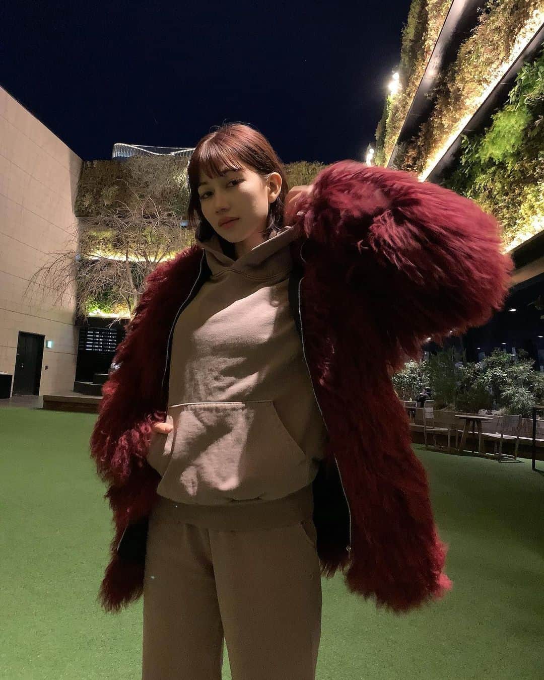 山本ソニアのインスタグラム：「new @three00_laa 💯💯💯  ニュアンスなカラーのジャージのセットアップ どタイプ ヘアカラーも合わせてトータルでワンカラーコーデ💫  #three00laa  #tokyostyle #tokyomodel #outfitoftheday  #冬コーデ #ジャージ」
