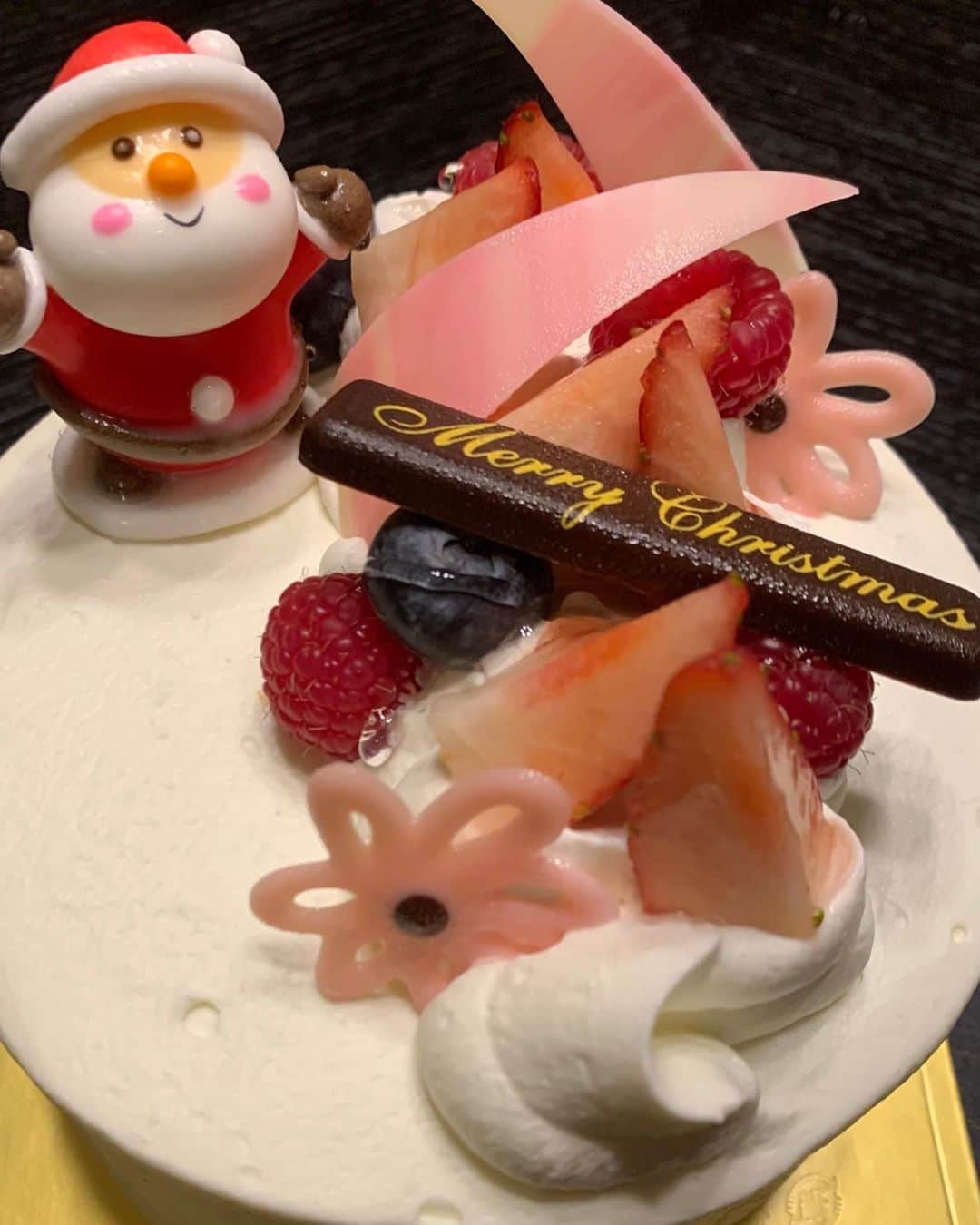 水内猛さんのインスタグラム写真 - (水内猛Instagram)「今年の我が家のクリスマスケーキはこちらのケーキにしました😆月島にあるカフェシチリアザ・パーラーのショートケーキ🎂月島焼肉ブルズで食事をした後、デザートはこちらでどうぞ😆 #cafesiciliatheparlor #カフェシチリアザパーラー #クリスマスケーキ #ショートケーキ #月島焼肉ブルズ #同じビル」12月26日 17時05分 - takeshimizuuchi