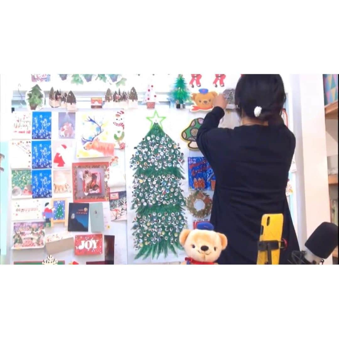 大宮エリーさんのインスタグラム写真 - (大宮エリーInstagram)「たくさんのクリスマスカードありがとう！24.25で読ませていただきました🎄じーんとした💕  次回は、  あなたの年賀状、送って下さいッ。  【年賀状グランプリ略してN1 】  豪華プレゼント当たる！&受賞者には大宮から手書きの年賀状、お返事いきます！  いろんな賞があるからぜひ、年賀状おくって参加してね！  受付は１月１５日まで。  詳しくはyoutubeのお手紙講座を。 放送は１月24日！  ひとまず、お手紙講座から、 よいお年を！  #大宮エリー #お手紙講座」12月26日 17時14分 - ellie_omiya