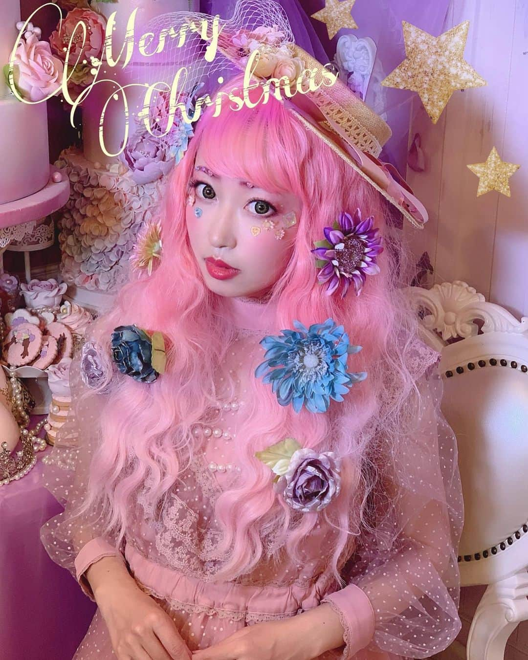 木村優のインスタグラム：「Merry Christmas! 💓﻿ I  works as model of SUPER KAWAII wig brand! 💕💕Check it out!😘😘😘👉@dalaohome_﻿ ﻿ 日本のみなさん！1日遅れちゃったけどメリークリスマス！😘😘🎄﻿ ﻿ ずっと大好きだったウィッグブランドさんのモデルをしてきたよ✨✨﻿ ﻿ 中国で一目惚れして、﻿ この1年どうしてもここのウィッグを被りたくて頑張って日本からネットで探して買ってて、﻿ ﻿ なんと自分の毛までここのウィッグを再現して染めてたんだ😂💕💕﻿ ﻿ ﻿ そしたらいつのまにか正式に海外通販が始まってて、﻿ なんとブランドさんの方からファンですってメールが来たの😭💕💕﻿ ﻿ もうほんとに嬉しくて嬉しくてね、﻿ ﻿ たくさん叶えたい夢はあるけど﻿ ﻿ 大好きなものを、﻿ ピュアに大好きでい続ける事が﻿ 夢を叶える1番の方法なんだなって﻿ 改めて思ったよ✨✨﻿ ﻿ ここのウィッグ屋さん﻿ グラデーションがめちゃめちゃ可愛くて、しかもおったまげるほど安いの😂💕💕﻿ ﻿ 英語のInstagramだけど、ダイレクトメッセージ送るとスタッフさんが頑張って翻訳機で日本語で返してくれるよ😘﻿ ﻿ みんなに被ってほし〜い！！😍😍😍﻿ 是非Instagram見てみてね😘﻿ 👉👉👉@dalaohome_ ﻿ ﻿ #KIMURAU #木村優﻿ #大佬家Dalaohome #dalaohome﻿ ﻿ #lolitafashion #wig #大佬家 #kawaii #kawaiifashion #pinkhair  #中国 #日本 #世界は友達🤝」