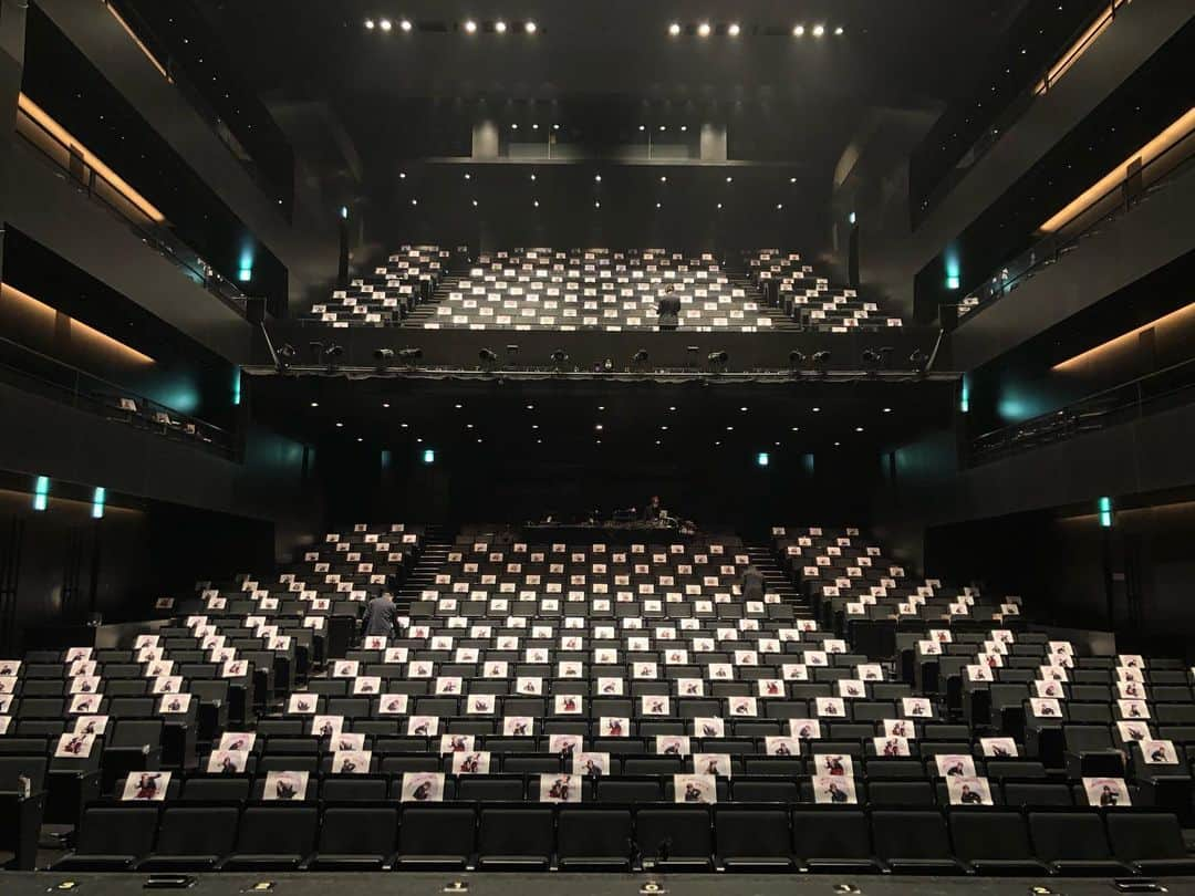 青山郁代のインスタグラム：「音楽朗読劇「マインド・リマインド 〜I am...〜」  初日の幕が開きました📖✨ オープニングから力の限り歌っています🎙  本日は二回公演。  客席はこんなに楽しい感じになっています😊✨✨  さて、あなたの隣の席は、#劇団patch の誰かな？？  夜公演もお待ちしています🥂  #マインドリマインド  #マイリマ  #劇団patch #谷村美月  #入山法子  #秦コータロー  #齋藤晋介 #青山郁代 #DIVA」