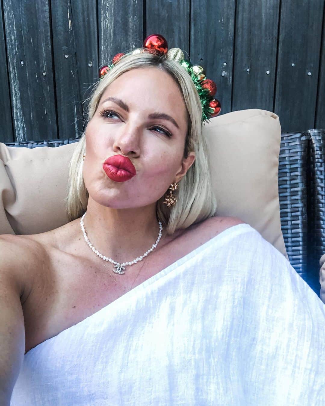 エミリー・シーボームのインスタグラム：「Kissing Christmas goodbye! Hoping that you all had great days even if you weren’t able to see family!  #christmas #christmas2020」