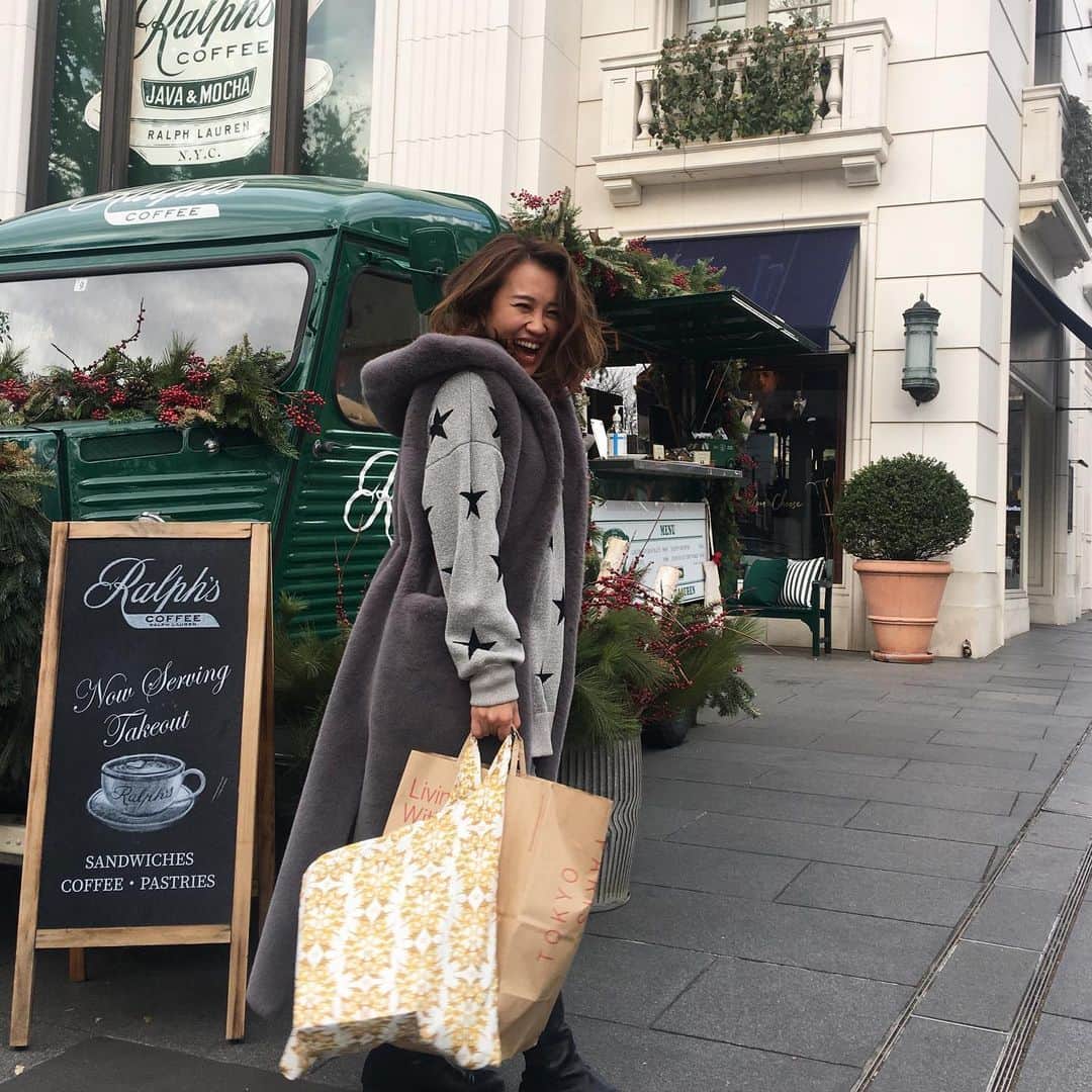 増山敬子のインスタグラム：「今日から子供達の冬休み☃️ 今週はあまり調子が良くなかったんだけど、 そんな時もあるさっ！っと考え込まず ひたすら眠ってました。 どうしたらこんなに眠れるんだろう？  間違いなく腸内環境が悪いっー！から 今日からプロテイン飲みます😌 * みんなも寒いし外食続きだった人も多いと思うから、ゆっくり身体を休ませてね💗 * #mamacoordinate #セーター#ダブルスタンダード #エコファーコート #レモンプレット」