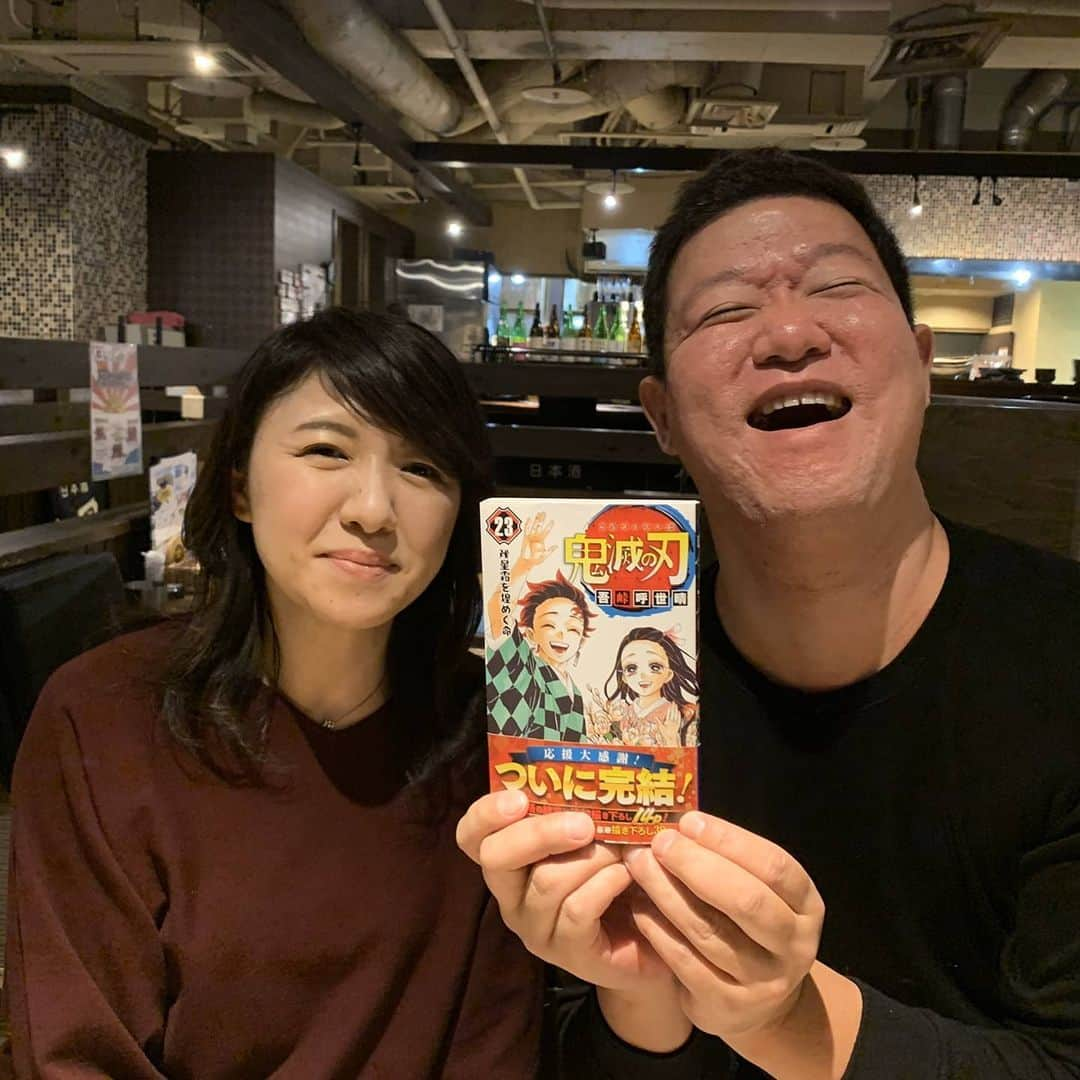 中園健士さんのインスタグラム写真 - (中園健士Instagram)「【クリスマスは誰が休むって決めた？】﻿ これ年末年始もお盆も当てはまるんですが、﻿ 人が休んでる時に﻿ めちゃくちゃ行動しないと﻿ 差がつかないんですよね。﻿ クリスマスは家でのんびりする。﻿ 年末年始は・・・・﻿ とかもうどうでもよくて﻿ 僕は不動産屋で働いていた時代は﻿ 毎年年末年始は﻿ 不動産屋に出社して﻿ お客さんからのメール、電話対応の﻿ 留守番役を自ら買って出ていました。﻿ 　﻿ 　﻿ 　﻿ １月から始まる繁忙期に向けて﻿ オープンと同時にお客さんが﻿ お店に来れるように人が﻿ 嫌なことを積極的に﻿ やっていた訳です。﻿ 　　﻿ ﻿ 　﻿ （勿論、転送電話なり、メール対応なり﻿ すればいい訳だったんですけどね）﻿ 　﻿ 　﻿ 人が嫌なこと、損することが﻿ 平気な顔で自ら出来る男でありたい。﻿ 　﻿ 　﻿ 　﻿ その思いは今も変わらないんです。﻿ 　﻿ 　﻿ 相手がいかに喜んでもらえるのか？﻿ 　﻿ 人が苦しんでる時に﻿ それを自分ごととして﻿ 考えて行動していけるのか？﻿ 　﻿ 　﻿ そこに人としての在り方が﻿ 現れます。　﻿ 　　﻿ 　﻿ んでそういうところは﻿ 人は見てるものです。﻿ 　﻿ 　　﻿ 　﻿ 信用を積み重ねていくことが﻿ 一番確実にお金に繋がっていくことを﻿ 僕は体感し続けています。﻿ 　﻿  ﻿ 　﻿ 綺麗ごとに聞こえるかもしれませんが﻿ これは事実なんです。﻿ 　﻿ 　﻿ その積み重ねによって﻿ 人がついてきてビジネスが﻿ 加速していく。　﻿ 　　﻿ 　﻿ 人を騙す、搾取する。。。　﻿ ﻿ 　﻿ そうすると一瞬は儲かります。﻿ 　﻿ 　﻿ でも人がついてこないです。﻿ 　﻿ 　﻿ 新たに搾取する人を探し続けないと﻿ いけない訳です。﻿ 　﻿ 　　﻿ 　﻿ それじゃ勿体ないんですよね。﻿ 　﻿ 相手を勝たせることをいかに﻿ 考えて行動するか。﻿ 　﻿ 　﻿ 　﻿ その繰り返しが﻿ ず〜〜〜〜と人がついてくる、﻿ お金を生み出す仕組みを作っています。﻿ 　﻿  ﻿ 　﻿ 一度失った信用を取り戻すのは﻿ 難しいです。﻿ 　﻿ 　﻿ この年末年始に﻿ じっくりと自分がやることを﻿ 考えて、方向性を正しくする。﻿ 　﻿ 　　﻿ 　﻿ 脳をクリアにして自分を﻿ 俯瞰して見るといいですね。  #起業家  #起業家ママ  #起業家女子 　 #起業したい  #起業したい人  #起業女子会  #起業コンサル  #起業したい人  #起業女性 　 #起業ママ  #起業家と繋がりたい」12月26日 17時11分 - nakazono.kenji