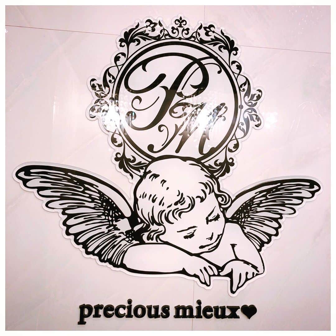 美沙玲奈のインスタグラム：「✾✾✾✾✾ 今年最後の肌活へ🌿@precious_mieux さん💚  今回はDNAピーリングでした‼ 毛穴プレミアム、ポレーション、EMS💪 大好きなモモさん🍑に 年末スペシャルケアをしていただきました💗💗 動画は、早回しバージョンで😆😆笑  ちょっと乾燥してたので、保湿と栄養を注入🌹 終わったあと、ハリが凄くて顔色も上がって、 ももさん神様だぁぁ😭💕ってなりました‼  モモさんに出会ってから、 肌を沢山鍛えてもらって順調に綺麗になってるし、 日々、調子が上がってます🥺‼ ニキビが出来ても、モモさんを信じてお任せすると すぐに治るし、本当にいつも感謝です🙏🏻💕 来年も肌活、宜しくお願いします🤝  #precious_mieux #ピーリングサロン #ピーリング #ハーブピーリング #毛穴ケア #毛穴の黒ずみ #いちご鼻 #角栓除去 #ニキビ #ニキビ跡 #ニキビケア #美肌ケア #美肌作り #エステ　#エステサロン #肌質改善 #細胞再生 #アンチエイジング #陶器肌　#美白ケア #美容 #美容液 #美容好き #スキンケア　#スキンケア用品 #オススメコスメ #ノーファンデ #美肌作り」