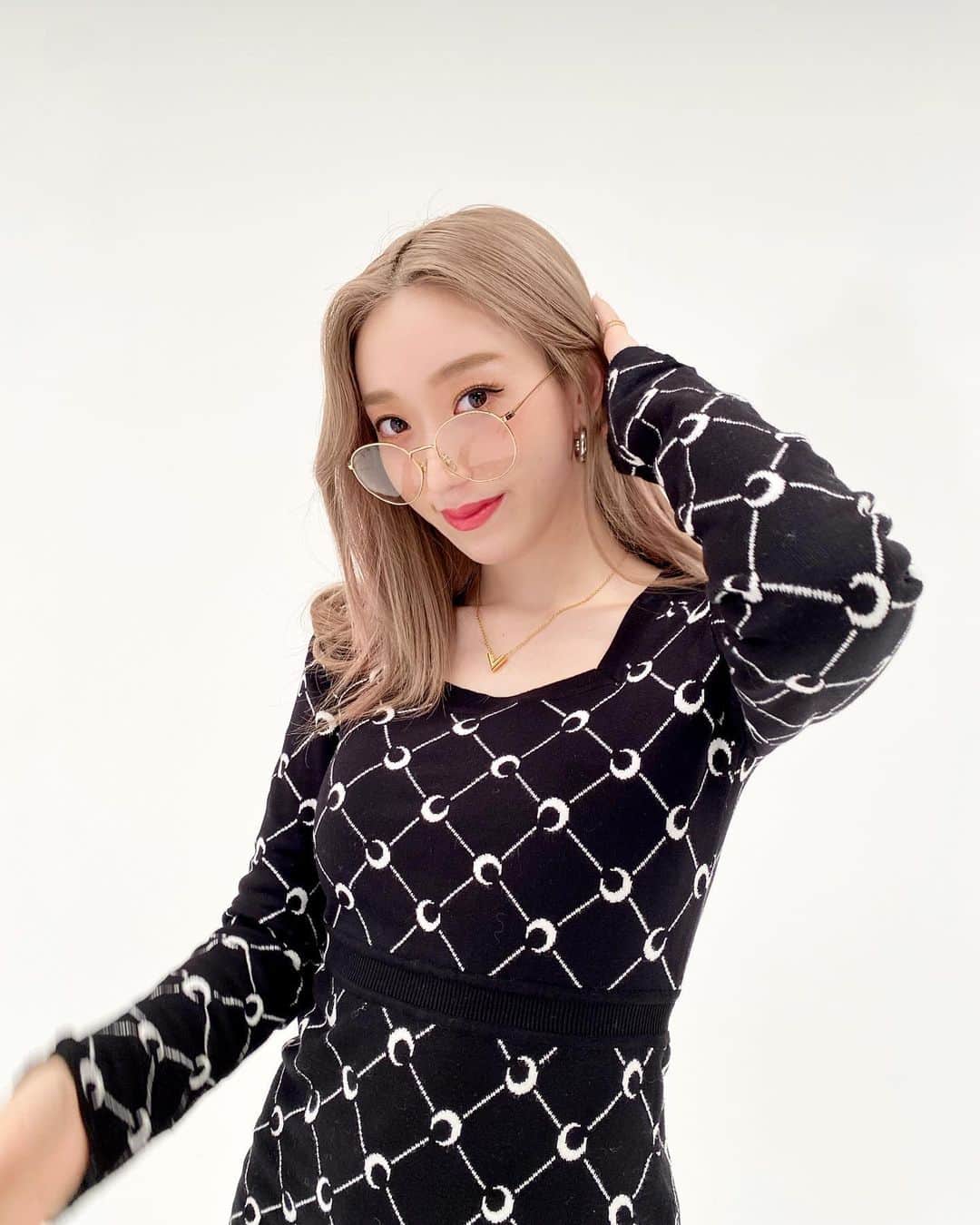 のインスタグラム：「最近のわたし、監督したり演出家したり振付師したり起きても寝るまでも寝てても考えててキリがない🥲けど幸せええ楽しいいいい〜です。  本日も素晴らしき撮影ができて、今から2曲振り入れ🙂 愛おしい仲間と力を合わせて頑張りますっ  今年も残りわずか、やり切ろう🐱」