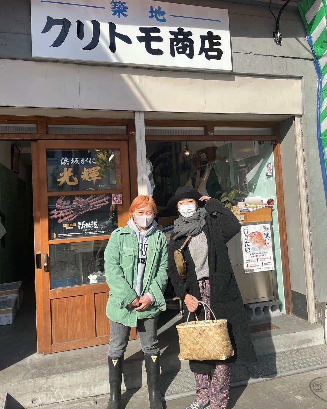 加藤紀子のインスタグラム：「御節の買い出しにと、築地（初！）に。 数の子にどんこに蒲鉾…よりも 一番テンション上がったのが、 クリトモ商店で買えた #クリトモ式混ぜ麺 のソース✨ 忙しく働き中のトモちゃんとも @kuri__tomoお話出来て 混ぜ麺レシピも教わって、 ナイス買い出しとなりました。  お出掛け予定のない年末には御節作りを、 お正月には御節をつまんでのんびりと…  穏やかな年末年始、2021年を願うべく、  築地本願寺でお参りも済ませました。  明日のお昼は#クリトモ式混ぜ麺 👍 ちなみに混ぜ麺タレは、築地のクリトモ商店さんでも買えますー（情報シェア）😊  では、 数の子、子持ち昆布の塩抜き始めますかね。」