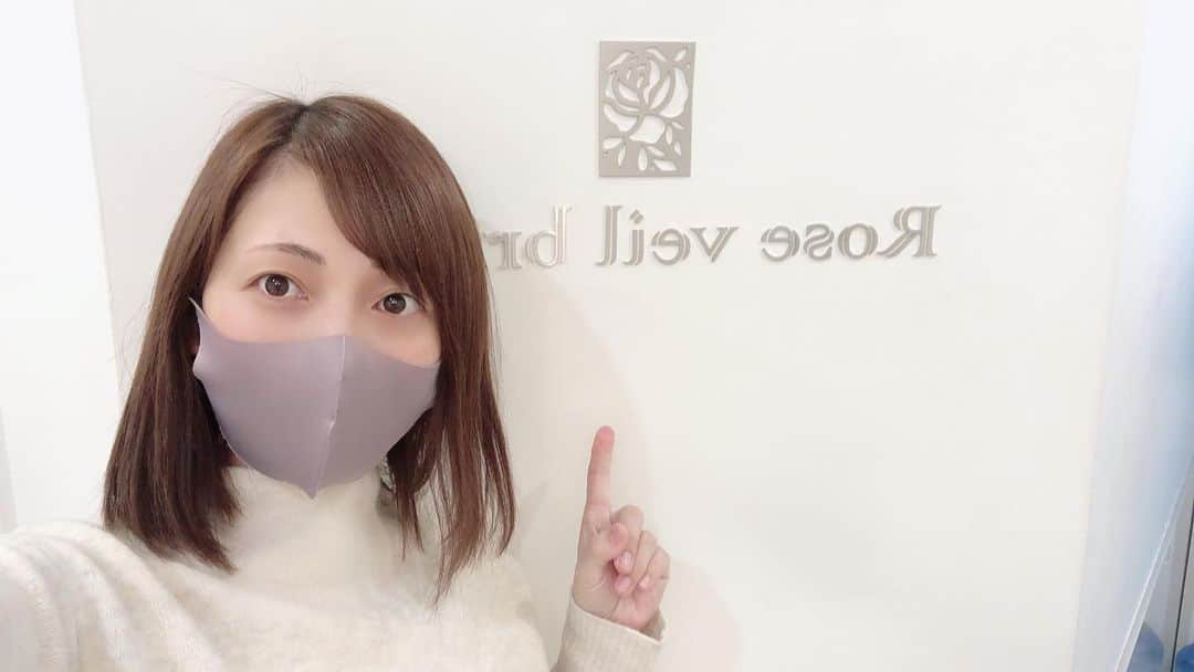 三宅智子さんのインスタグラム写真 - (三宅智子Instagram)「昨日は、今年最後の美容メンテナンス！  いつも施術してもらってるゆみ先生　@yumi.sensei430 が、銀座のサロンに変わったとの事で、早速、行って来ました！  お店は、銀座1丁目のティファニー近くにある「Beauty Rose veil」 @beauty_roseveil さん！  基本的に撮影以外で、化粧をしないので、写真がどすっぴんで申し訳ないです😅  昨日のメニューは、  酸素をジェット圧にし 美容成分をナノ化 深部皮下組織まで浸透させる ニードレスインジェクター  ドクター開発純度90%のヒト幹細胞＋ビタミンCのコース！  クレンジング→洗浄→セタオイル、アルニかオイル、ホホバオイルで デコルテ～トリートメント 鉱石のクリームを使用し、巻き肩矯正、開運手相マッサージ、小顔フルボ酸マッサージ、デトックススパ、インジェクター照射、生プラセンタ、ヒト幹クリーム仕上げ。（豪華フルコース）  お肌プルプルになって、顔も肩首周りもスッキリして、終わった後にビックリするくらい小顔になりました！  今までで１番効果がはっきり分かって、感動！！  来年も月1、2回は定期的に通いたいですね！  気になった方は、ゆみ先生がやってくれるインスタ限定のメニューもあるので、是非予約して、行ってみて下さい！  @yumi.sensei430  @beauty_roseveil   インスタ限定メニュー ニードレスインジェクター ◎選べる　アンプル（プラセンタ、ビタミンC、成長因子) 90分　初回　12980円税込み  ◎ドクター開発ヒト幹細胞＋ビタミンC 初回17,600円になります。  #美容 #美肌 #小顔矯正 #肌再生 #アンチエイジング #銀座サロン#ローズベール #roseveilbridal #ニードレスインジェクター #ビタミンc #ヒト幹細胞培養液 #フルボ酸 #お気に入りサロン #オススメ #エステサロン #美容メンテナンス #ゆみ先生ありがとう」12月26日 17時29分 - tomoko1121m