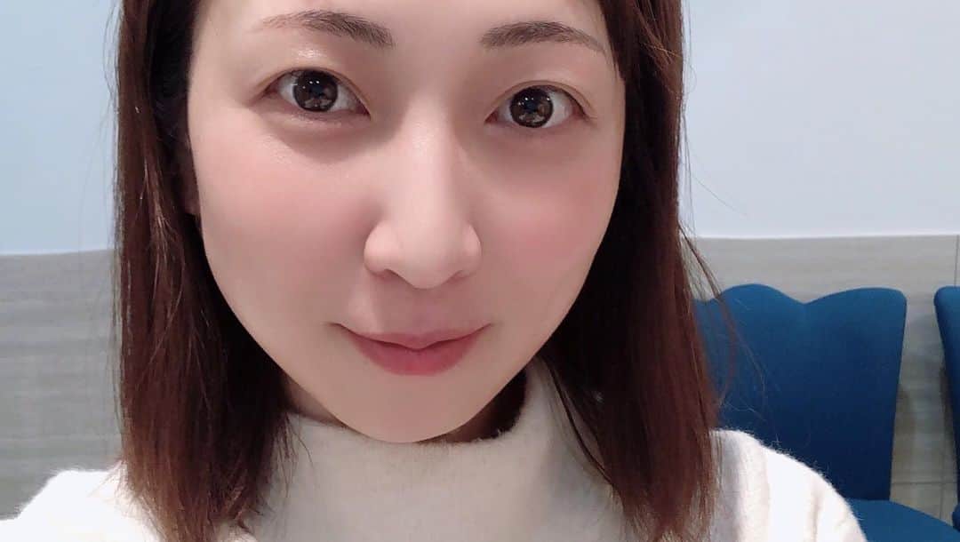 三宅智子さんのインスタグラム写真 - (三宅智子Instagram)「昨日は、今年最後の美容メンテナンス！  いつも施術してもらってるゆみ先生　@yumi.sensei430 が、銀座のサロンに変わったとの事で、早速、行って来ました！  お店は、銀座1丁目のティファニー近くにある「Beauty Rose veil」 @beauty_roseveil さん！  基本的に撮影以外で、化粧をしないので、写真がどすっぴんで申し訳ないです😅  昨日のメニューは、  酸素をジェット圧にし 美容成分をナノ化 深部皮下組織まで浸透させる ニードレスインジェクター  ドクター開発純度90%のヒト幹細胞＋ビタミンCのコース！  クレンジング→洗浄→セタオイル、アルニかオイル、ホホバオイルで デコルテ～トリートメント 鉱石のクリームを使用し、巻き肩矯正、開運手相マッサージ、小顔フルボ酸マッサージ、デトックススパ、インジェクター照射、生プラセンタ、ヒト幹クリーム仕上げ。（豪華フルコース）  お肌プルプルになって、顔も肩首周りもスッキリして、終わった後にビックリするくらい小顔になりました！  今までで１番効果がはっきり分かって、感動！！  来年も月1、2回は定期的に通いたいですね！  気になった方は、ゆみ先生がやってくれるインスタ限定のメニューもあるので、是非予約して、行ってみて下さい！  @yumi.sensei430  @beauty_roseveil   インスタ限定メニュー ニードレスインジェクター ◎選べる　アンプル（プラセンタ、ビタミンC、成長因子) 90分　初回　12980円税込み  ◎ドクター開発ヒト幹細胞＋ビタミンC 初回17,600円になります。  #美容 #美肌 #小顔矯正 #肌再生 #アンチエイジング #銀座サロン#ローズベール #roseveilbridal #ニードレスインジェクター #ビタミンc #ヒト幹細胞培養液 #フルボ酸 #お気に入りサロン #オススメ #エステサロン #美容メンテナンス #ゆみ先生ありがとう」12月26日 17時29分 - tomoko1121m