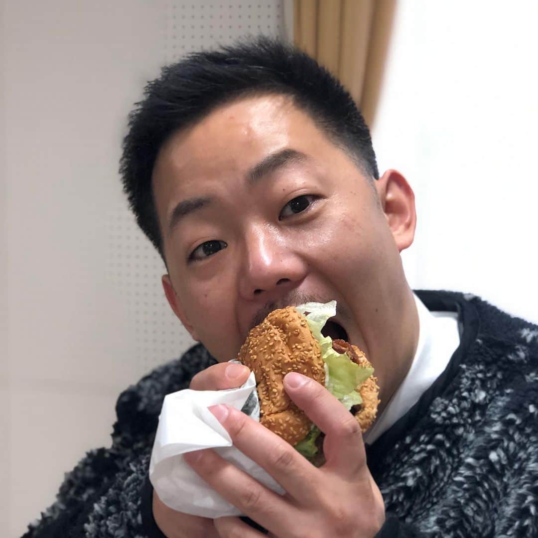 酒井尚のインスタグラム：「#チャイニーズチキンバーガー  GLAYのTERU様からのお差入れ。  うまっ！in #函館」