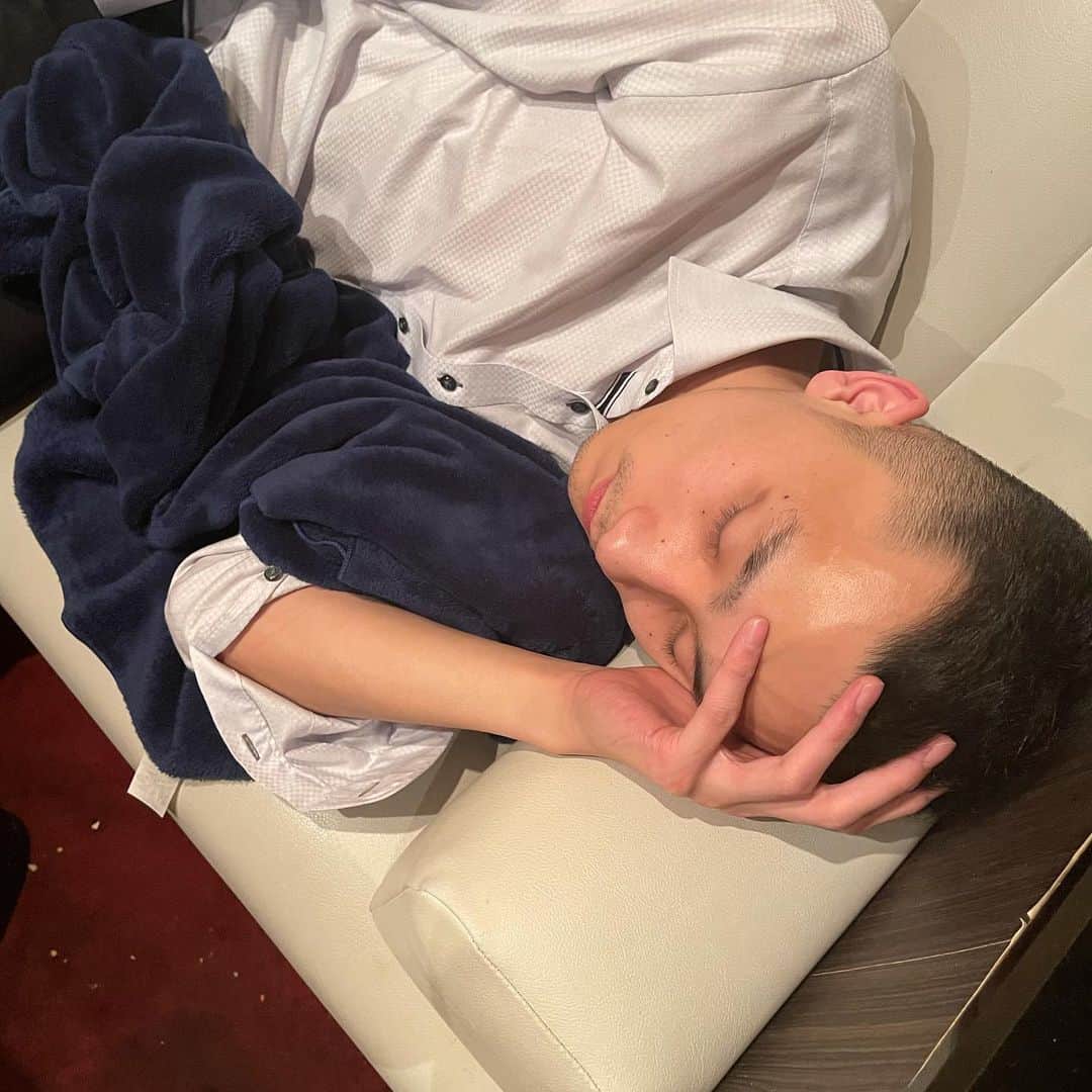 坂口杏里のインスタグラム：「昨日のくらもちくん。 黒服数名とご飯食べて匍匐前進したからなのかすっかり眠くなって頭抱えて寝てました笑 カワイイww  それはさておき。  本日も21:00すぎにはclub  SLOW出勤です！🙆‍♀️ 30日まで通常営業突っ走ります！  club  SLOW 新宿区歌舞伎町1-9-6 三経32ビル3F 0332008522  Lastまでいます💁‍♀️」