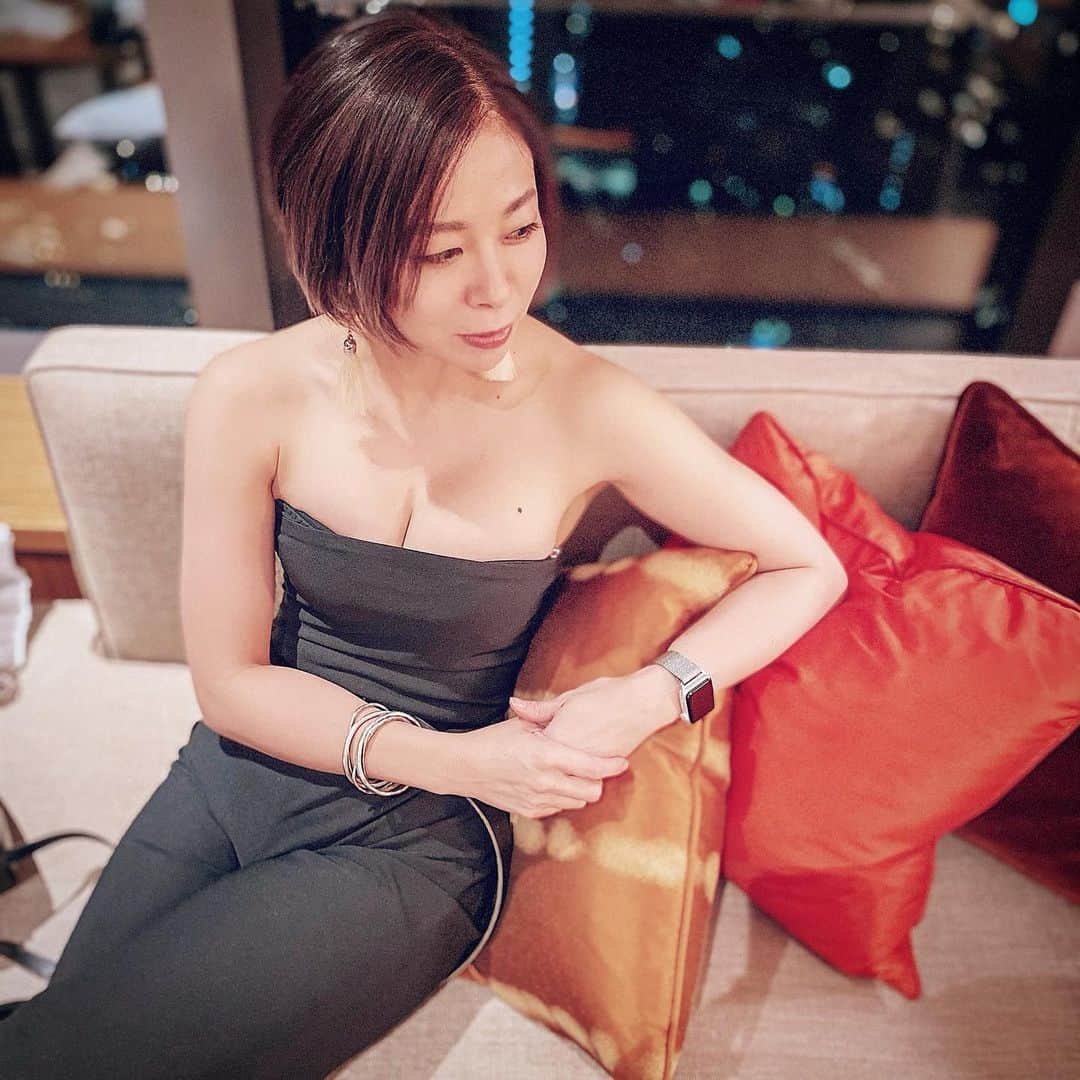古渡奈々子のインスタグラム：「25日が仕事納めの人も多かったかな？ 私は30日まで😌 今年はぐーーーーーっとしゃがみ込んでた時間が長かったから、今は兎に角インプットとアウトプットし続ける毎日。頭の筋トレしてるような感じでとってもハードなはずなんだけど、しゃがんでた時間が長かったから不思議と大丈夫。寧ろ心地良い。  平日がっつり頭の筋トレ 週末は身体の筋トレ(有酸素も多)  週末の筋トレは私の中では精神安定剤だったり、瞑想のようなものでもある。リセットするのに大切な時間。  年末年始は変わらず、頭と身体を鍛えていこう🙌  #ちなみに良く見ると口元が笑い堪えてて変です #撮られ慣れてない #これは今日でも昨日でもない #今の髪の毛はボルドー🍇 #この服着るところなくて処分した #っていうか上のチャックが痩せても閉まらなかった #よく見るとインナーのベアトップがはみ出てます #服難しい #でも服が好き #そしてAppleWatch...」