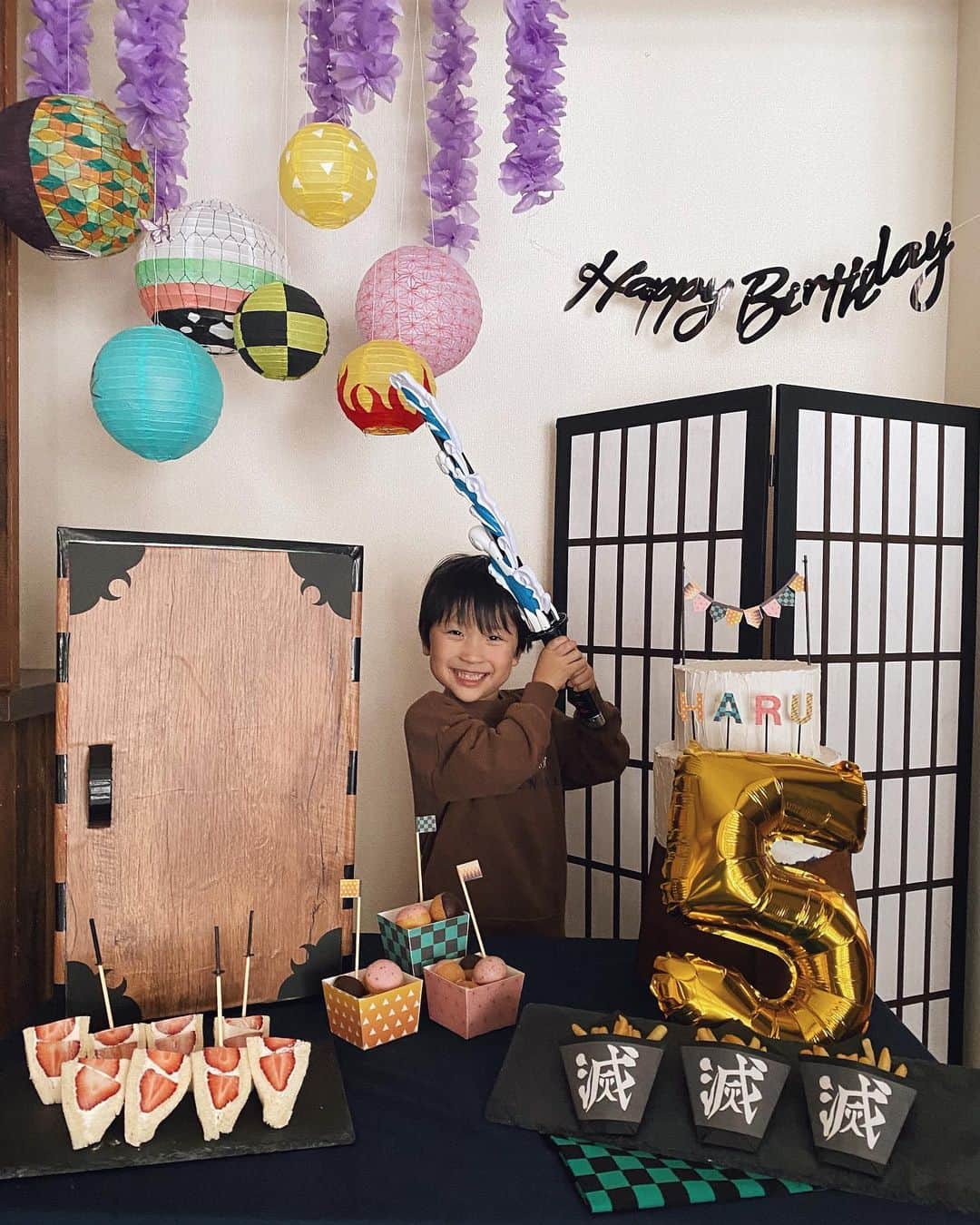 rats1316のインスタグラム：「・ 2020.12.26 HAPPY BIRTHDAY 波留👦🏻🎉  3兄弟の中で一番穏やかで優しい波留🥰 ほんわかした雰囲気は赤ちゃんの頃から変わってない😌  大きくなったらお洋服屋さん！と言う波留。 お洒落メンズになってね！笑  母さんの任務これにて終了！ ・ ・ ・ #鬼滅の刃#誕生日パーティー#5歳#happybirthday #誕生日」