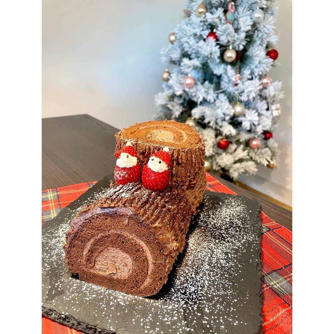 真野恵里菜さんのインスタグラム写真 - (真野恵里菜Instagram)「人生初の クリスマスケーキを作りました🎄 ブッシュドノエル😊 . . ケーキ作りはしたことがなかったので 2回ほど事前に練習しておいて大正解でした😂 デコレーションの部分は何も買えなかったので イチゴをサンタ風にして乗せてみました🎅🏻🍓 カカオ70%のココアパウダーと カカオ70%のチョコレートを使ったので ビターなチョコロールケーキになりました🍫 巻いた時にひび割れちゃった😭とか 外に塗ったクリームがなんか納得いかない😭とか イチゴサンタの目が可愛くできない😭など いろいろ後悔はあるけど 初めて自分たちで用意したクリスマスディナーは 大変だったけどとっても楽しかったです🥳 ご飯の方はインスタに書くと長くなりそうなので 近々ブログに書きます📝 クリスマスが終わってちょっと寂しい朝の投稿でした🤗 #ブッシュドノエル #手作りスイーツ」12月26日 17時40分 - erinamano_official