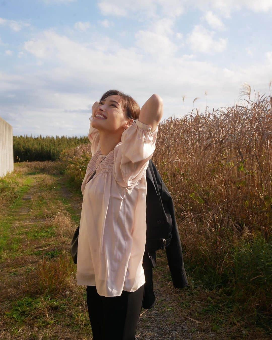 大政絢さんのインスタグラム写真 - (大政絢Instagram)「＃今日の絢服 coat @maxmara  blouse @toryburch  bag @celine  accessory @hermes   ピンクのお洋服中々持っていないけど着ると気分が上がっていいね✨来年はもっとたくさん着たいなぁ💕」12月26日 17時43分 - aya_omasa_official