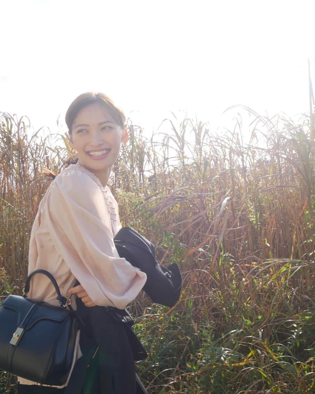 大政絢さんのインスタグラム写真 - (大政絢Instagram)「＃今日の絢服 coat @maxmara  blouse @toryburch  bag @celine  accessory @hermes   ピンクのお洋服中々持っていないけど着ると気分が上がっていいね✨来年はもっとたくさん着たいなぁ💕」12月26日 17時43分 - aya_omasa_official