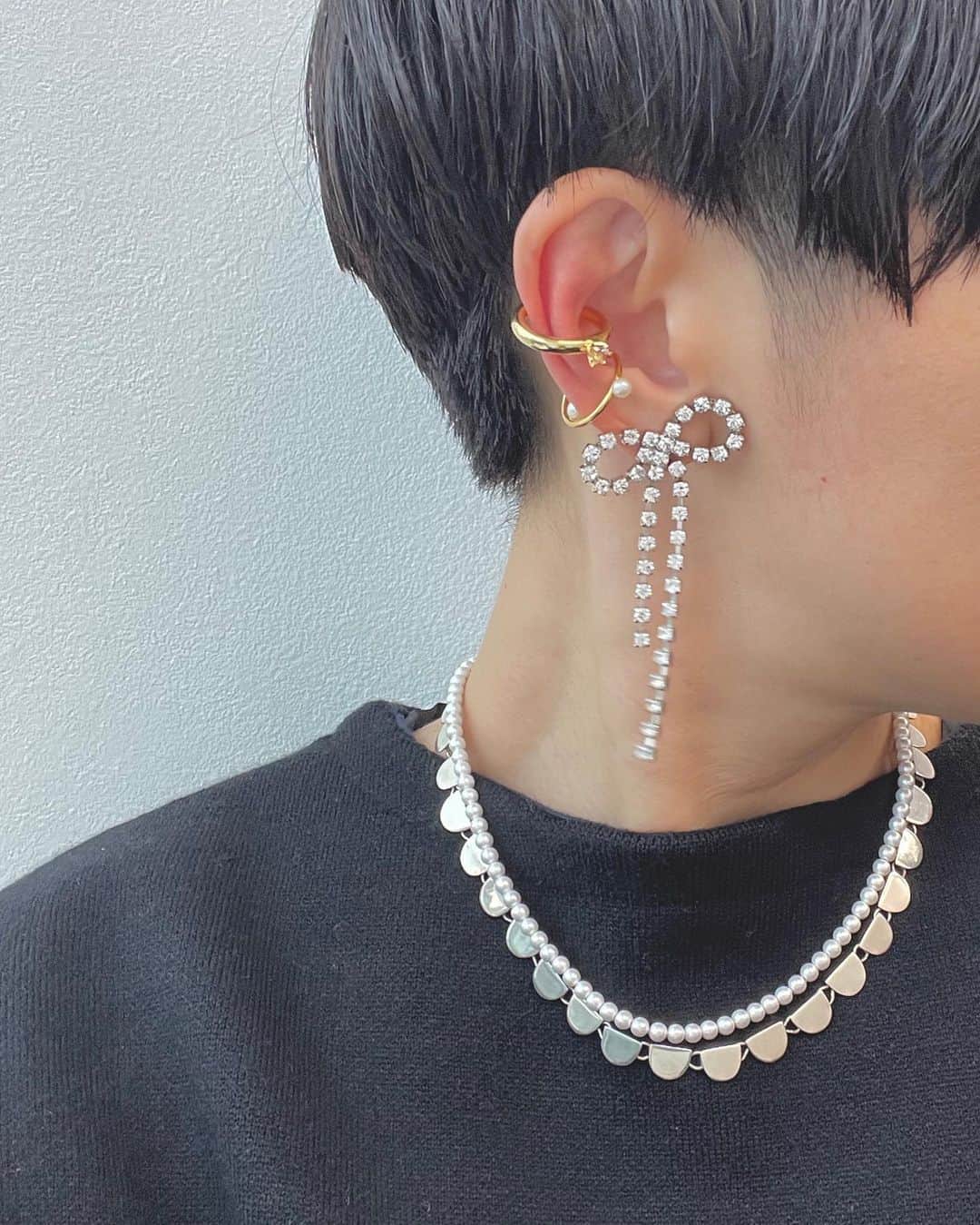 のインスタグラム：「今朝の青空がとても清々しくて 　 美しくて 　 大きな空から励まされた気分  うれしい朝でした。  #styleofday  #styleoftheday  #earrings  #earring  #earcuff  #earcuffs  #pearlearrings  #pearlearring #hoop  #hoopearrings  #pearlnecklace #うれしい😊  #フープピアス  #フープイヤリング  #イヤリング #イヤカフ #イヤーカフ  #ノンホールピアス  #ピアスに見えるイヤリング  #アクセサリー好き  #アクセサリー好きさんと繋がりたい  #アクセサリー好きな人と繋がりたい  #パールイヤリング #silvernecklaces  #シルバーアクセサリー  #silverjewelry  #リボン  #ribbon」