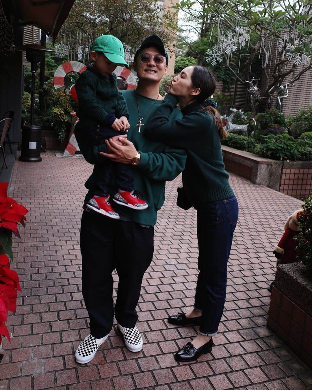 余文樂のインスタグラム：「🎄👨🏻👦🏻👩🏻🎄」