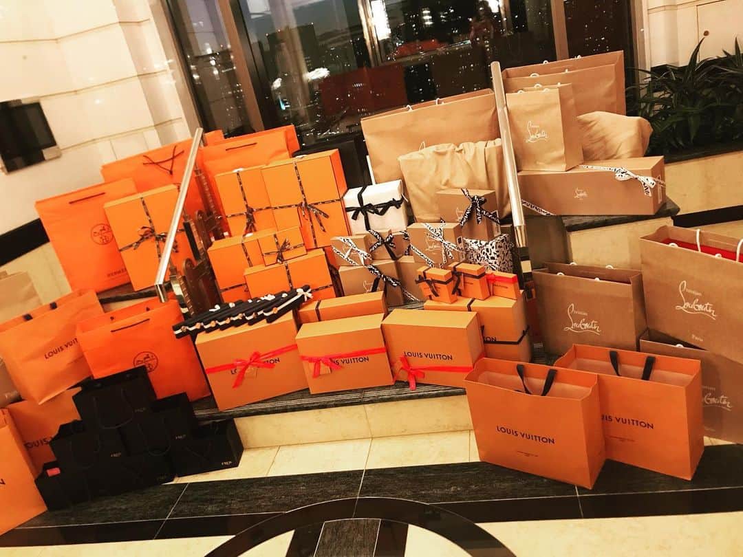 橘鏡花のインスタグラム：「2018.12.24 幸せでした🎅💋  　  #クリスマス#サンタさん #クリスマスプレゼント #hermes#エルメス #クリスチャンルブタン #ルイヴィトン #ハリーウィンストン #最高のクリスマス」