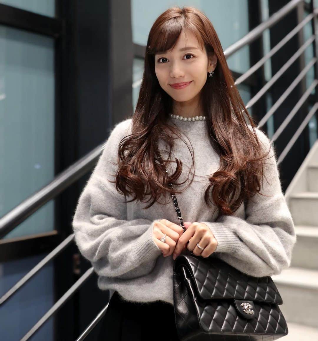 福山唯のインスタグラム：「ふわふわニット☁️✨ . . ベージュに引き続き、グレーもget🐰✨ ふわふわ感とお袖のボリュームが可愛い💕 @kuih_store  . . 明日でお仕事納め☺️ がんばろう✨ . . #coordinate #fashion #kuih #kuihst #kint #gray #longhair #monotone #chanel #ニット　#クイ　#グレー 🐰♪」