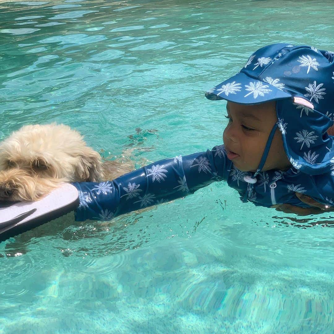 シャーニ・ヴィンソンのインスタグラム：「Swimming buddies 🐕 👶🏽 💙 @jaggerpoo @happilyeversley」