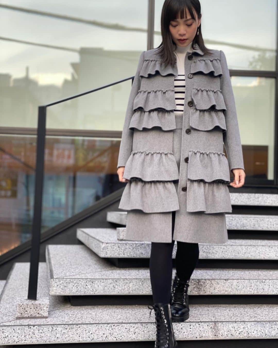 BORDERS at BALCONYのインスタグラム：「冬のオシャレはアウターが主役✨✨  暖かく、でもかわいく過ごしたいならウールのコートを🧥  贅沢なラッフルも、上質な素材なら甘くなりすぎません。 レースアップブーツでテイストに変化をつければかっこよく仕上がります！  RUFFLED COAT / 180,000yen +tax GREY BLACK RED」