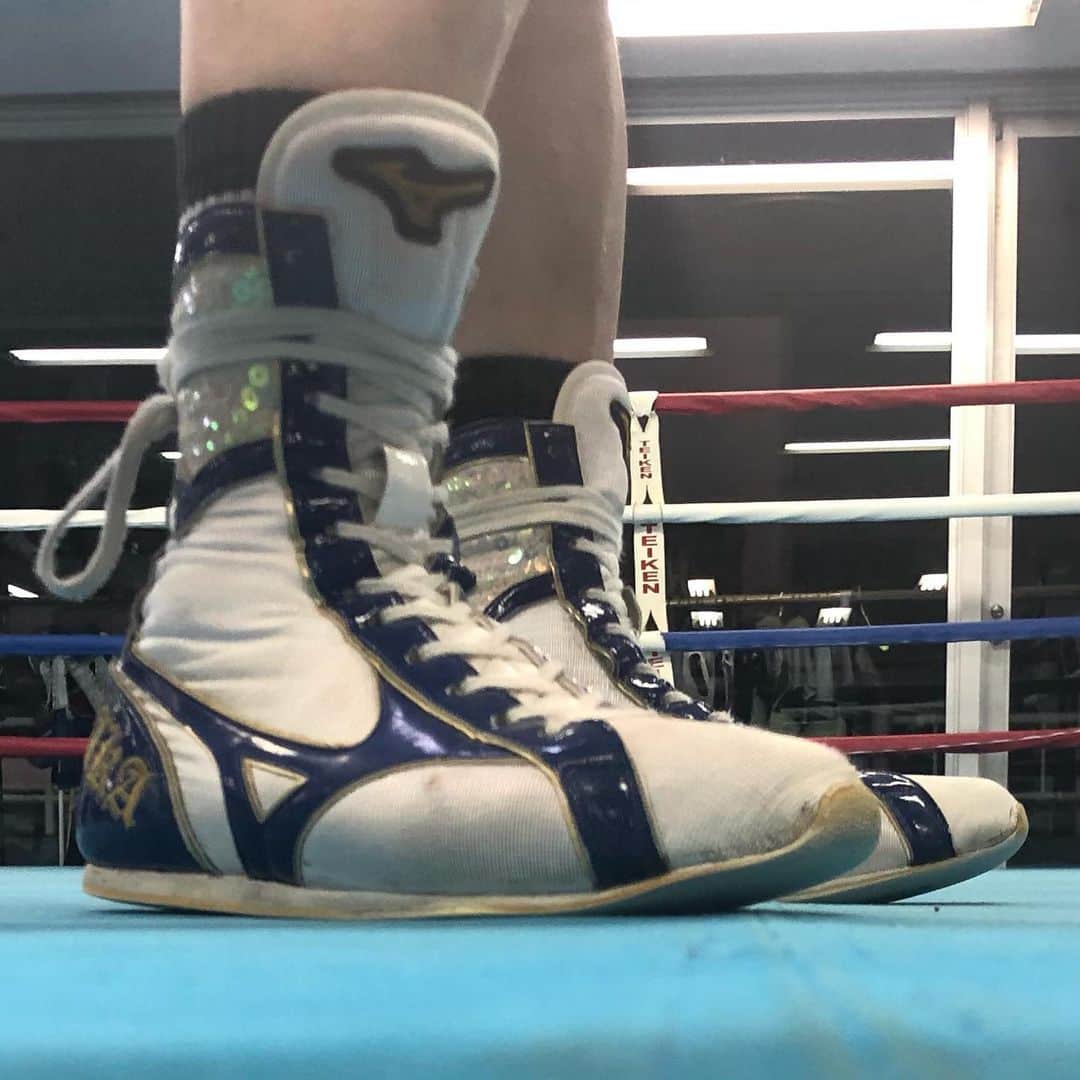 粟生隆寛のインスタグラム：「久しぶりにシューズ履いた やっぱりミズノいいね  #ボクシング #boxing #リングシューズ #ミズノ #mizuno」