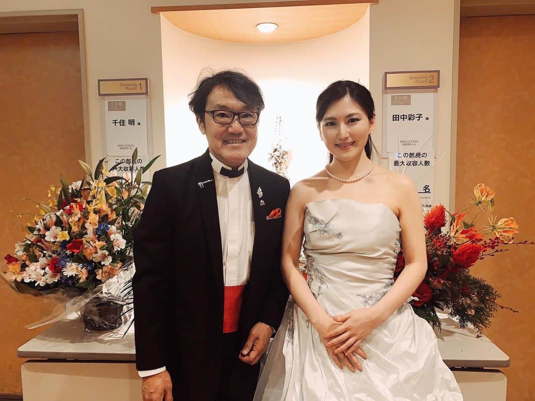 のインスタグラム：「After wonderful concert with great composer @akirasenju_official  His music has the power to heal the mind. Dress: @tagaya_bridal   . 千住明さん #カレンダーコンサート2020 ゲスト出演させて頂きました。 ピアニスト @kawadakentaro さんの奏でる美音とコンマス&ソロ @takamori_arai さん率いるオケの皆さんの爽やかな音色による千住明さんのとにかく美しい音楽に包まれた大変幸せな時間でした。 .」